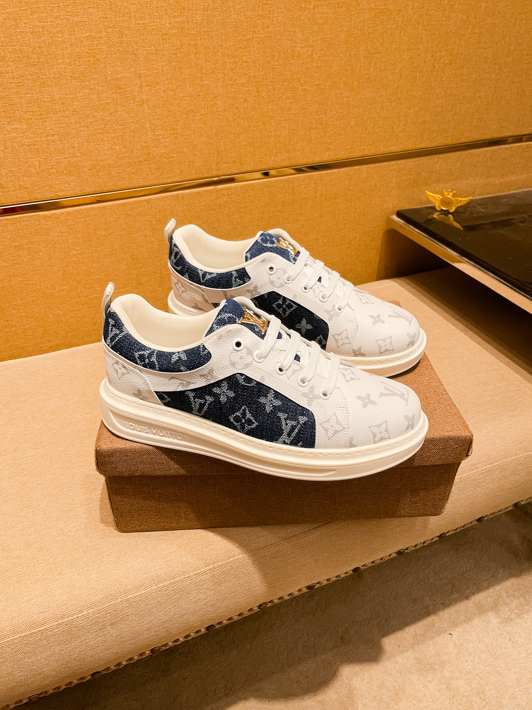 NO:283711,【LV】 Louis Vuitton men's shoes high-end brand Official website 11's latest masterpiece upper is made of imported Italian cowhide with comfortable and breathable inner original non-slip and wear-resistant outsole, making walking more convenient and comfortable!  Exclusive new style, amazing work, beautiful 11 ​​replica [color] compared to the official quality!  Create a fashionable personality to set off your uniqueness!  A must-have for trendy men! Classic size: 38-44 Color 2 colors available.,,louis vuitton,louis vuitton,cowhide19860909【 LV】 路易威登 男鞋高端品牌 官网11最新力作鞋面采用意大利进口头层牛皮搭配舒适透气内里原版防滑耐磨大底制作,让行走更加便捷舒适！独家新款,惊世之作,与官方的质量相比美的11复刻[色]！打造时尚个性衬托你的与众不同！潮男必备!经典尺码:38-44 颜色2色可选.,,louis vuitton,louis vuitton,cowhide,Men's shoes