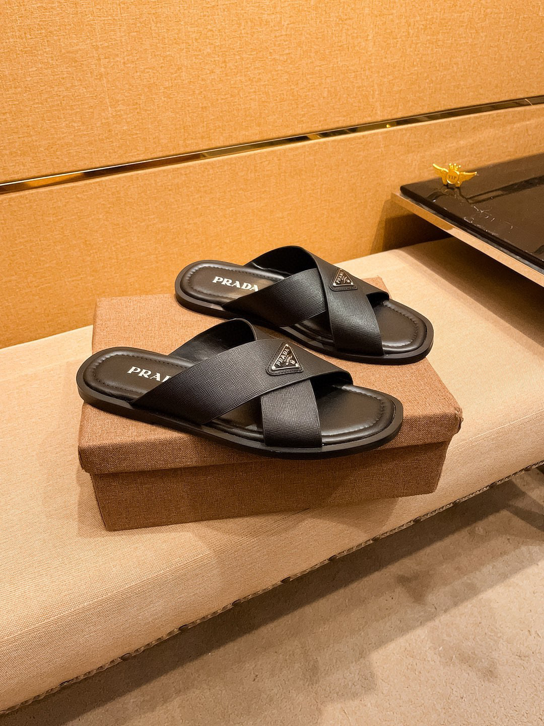 NO:352745,New model launched [Prada Slippers] high-end 1:1 mold customization, original upgraded version, lighter and non-slip. Top quality in the market, fashion and trendy, versatile and hot, simple and tasteful, must-have for trendy people, exuding a fashionable and casual atmosphere, fashion is right under your feet, full of confidence, the same spring and summer slippers in the counter are coming, it is super beautiful to wear, 38-44 1 color optional, prada, slippers19860909新款上市【普拉达拖鞋】高端1:1开模定制,原版升级版大底,更轻便,防滑.市场顶级品质,,时尚主打潮流,百搭爆款,简单不失品味,潮人必备,散发时尚休闲气息,时尚就在脚下,自信满满,专柜同款春夏季拖鞋的季节来了,穿起来超级唯美, ,38-44 1色可选,,prada,slippers,Men's shoes