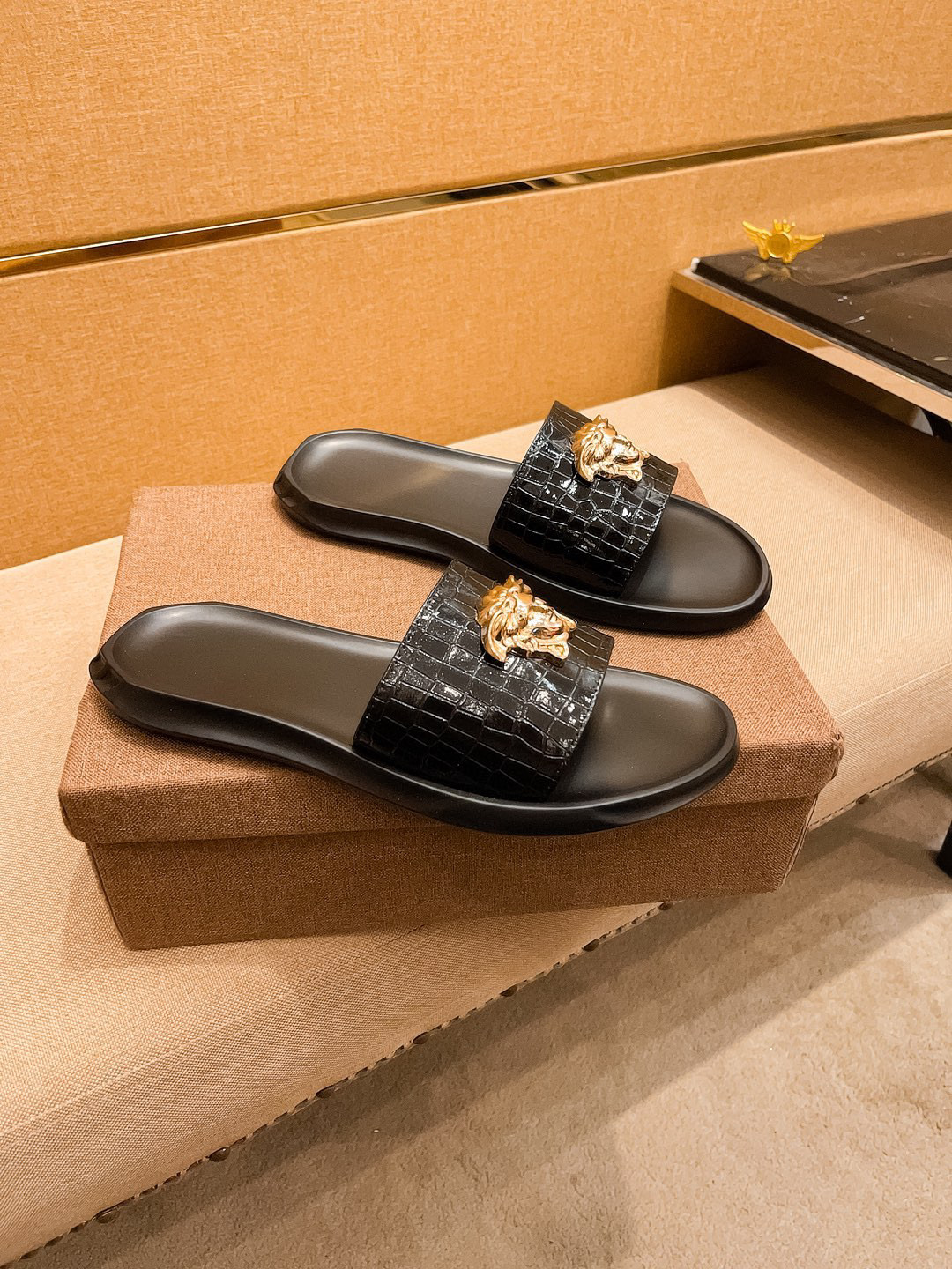 NO:352774,New model launched [Versey Slippers] high-end 1:1 mold customization, original upgraded version, lighter and non-slip. Top quality in the market, fashion and trendy, versatile and hot, simple and tasteful, must-have for trendy people, exuding a fashionable and casual atmosphere, fashion is right under your feet, full of confidence, the same spring and summer slippers in the counter are coming, it is super beautiful to wear, 38-44 2 colors available, versace, slippers19860909新款上市【范思哲拖鞋】高端1:1开模定制,原版升级版大底,更轻便,防滑.市场顶级品质,,时尚主打潮流,百搭爆款,简单不失品味,潮人必备,散发时尚休闲气息,时尚就在脚下,自信满满,专柜同款春夏季拖鞋的季节来了,穿起来超级唯美, ,38-44 2色可选,,versace,slippers,Men's shoes