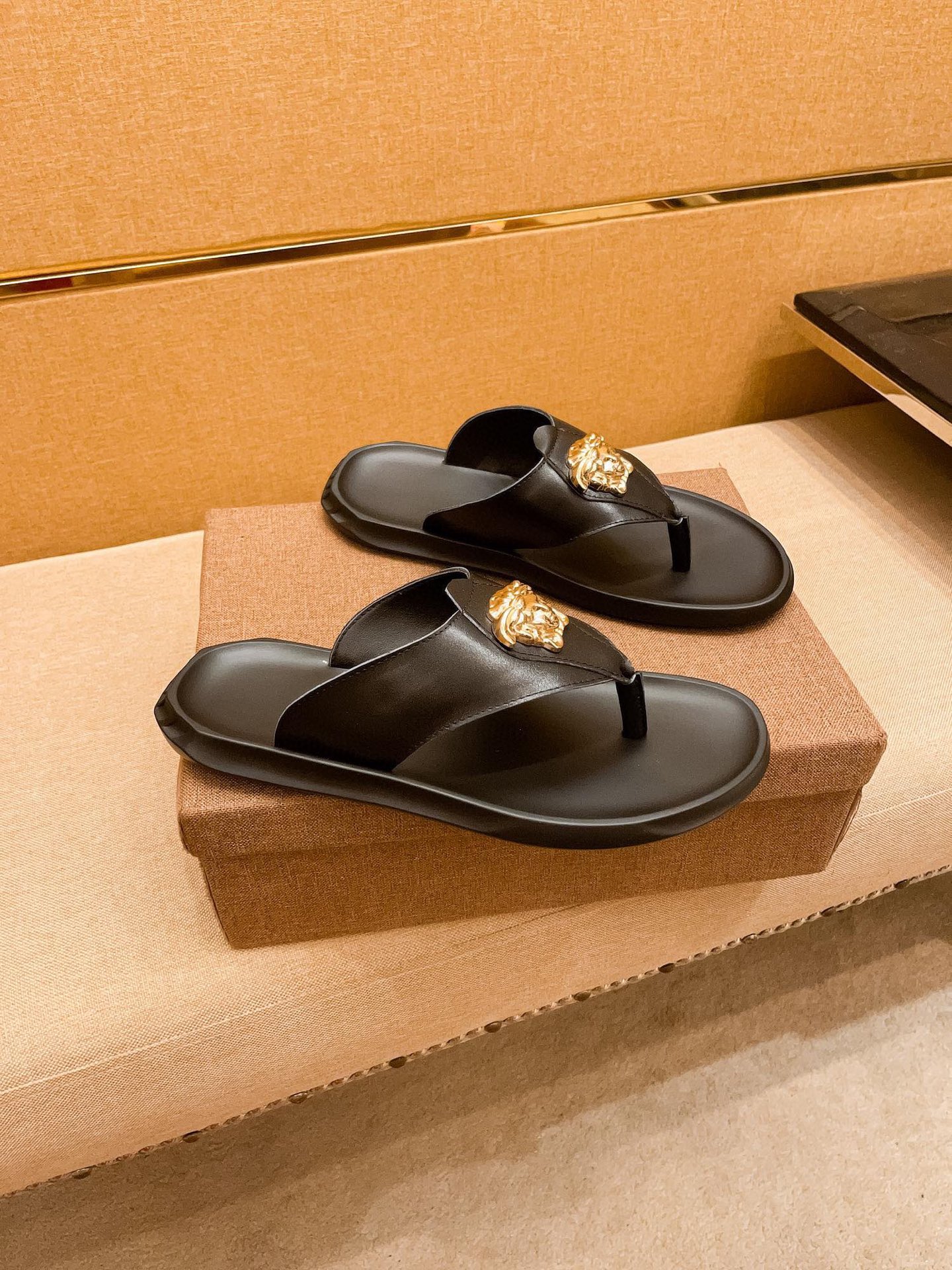 NO:352761,New model is available on the market [Versey Slippers] High-end 1:1 mold customization, original upgraded version of the outsole, lighter and non-slip. Top quality in the market, fashion and trendy, versatile and hot, simple and tasteful, must-have for trendy people, exuding a fashionable and casual atmosphere, fashion is right under your feet, full of confidence, the same spring and summer slippers in the counter are coming, it is super beautiful to wear, 38-44 1 color optional, versace, slippers19860909新款上市【范思哲拖鞋】高端1:1开模定制,原版升级版大底,更轻便,防滑.市场顶级品质,,时尚主打潮流,百搭爆款,简单不失品味,潮人必备,散发时尚休闲气息,时尚就在脚下,自信满满,专柜同款春夏季拖鞋的季节来了,穿起来超级唯美, ,38-44 1色可选,,versace,slippers,Men's shoes