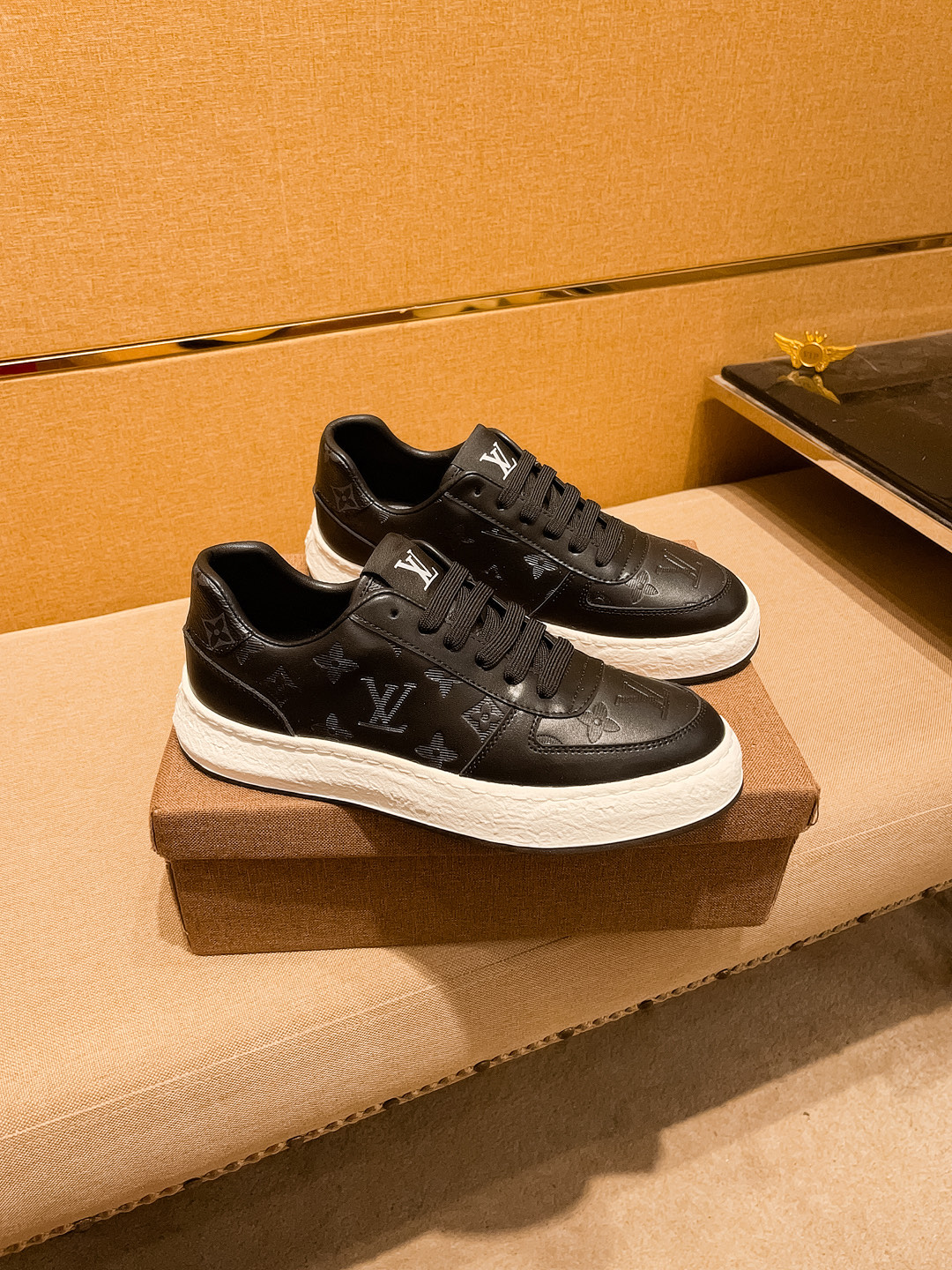 NO:744958,[LV] Louis Vuitton, a high-end men's shoe brand, official website 11's latest masterpiece, the upper is made of first-layer cowhide imported from Italy, with a comfortable and breathable lining and original non-slip and wear-resistant outsole, making walking more convenient and comfortable!  Exclusive new model, stunning work, Midea 11 replica [color] compared with official quality!  Create a fashionable personality to set off your uniqueness!  A must-have for trendy men! Classic size: 38-44 Color 1 color optional, louis vuitton, louis vuitton, cowhide19860909【LV】路易威登 男鞋高端品牌 官网11最新力作鞋面采用意大利进口头层牛皮搭配 舒适透气内里原版防滑耐磨大底制作,让行走更加便捷舒适！独家新款,惊世之作,与官方的质量相比美的11复刻[色]！打造时尚个性衬托你的与众不！潮男必备!经典尺码: 38—44 颜色 1色可选,,louis vuitton,louis vuitton,cowhide,Men's shoes