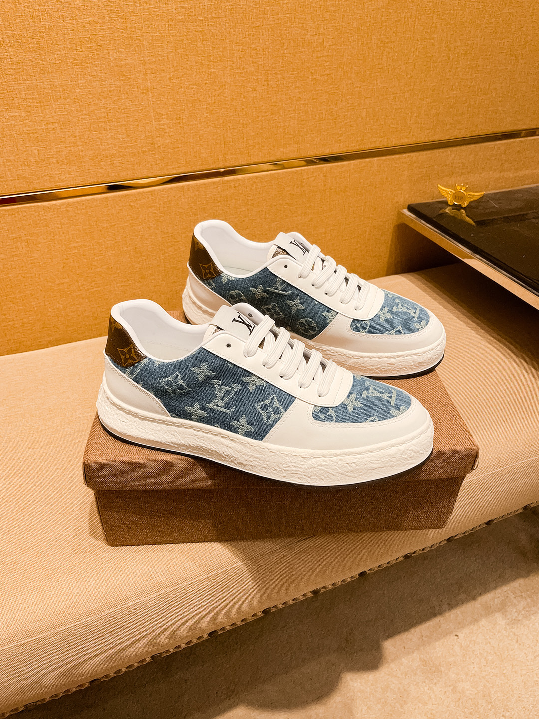 NO:558133,[LV] Louis Vuitton, a high-end men's shoe brand, official website 11's latest masterpiece, the upper is made of first-layer cowhide imported from Italy, with a comfortable and breathable lining and original non-slip and wear-resistant outsole, making walking more convenient and comfortable!  Exclusive new model, stunning work, Midea 11 replica [color] compared with official quality!  Create a fashionable personality to set off your uniqueness!  A must-have for trendy men! Classic size: 38-44 Color 1 color optional, louis vuitton, louis vuitton, cowhide19860909【LV】路易威登 男鞋高端品牌 官网11最新力作鞋面采用意大利进口头层牛皮搭配 舒适透气内里原版防滑耐磨大底制作,让行走更加便捷舒适！独家新款,惊世之作,与官方的质量相比美的11复刻[色]！打造时尚个性衬托你的与众不！潮男必备!经典尺码: 38—44 颜色 1色可选,,louis vuitton,louis vuitton,cowhide,Men's shoes