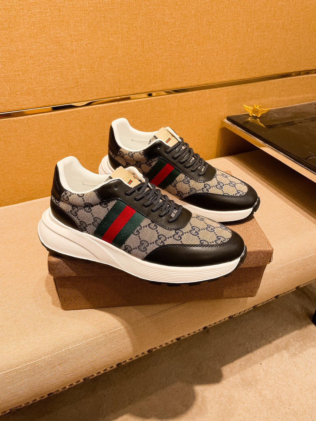 NO:284496,[Guqi] High-end men's shoes brand Official website 11's latest masterpiece upper is made of imported Italian cowhide, comfortable and breathable inner lining, original non-slip and wear-resistant sole, making walking more convenient and comfortable!  Exclusive new style, amazing work, beautiful 11 ​​replica [color] compared to the official quality!  Create a fashionable personality to set off your uniqueness!  Must-have for trendy men! Classic size: 38-44 Multi-color available, cowhide19860909【古奇】男鞋高端品牌 官网11最新力作鞋面采用意大利进口头层牛皮搭配 舒适透气内里原版防滑耐磨大底制作,让行走更加便捷舒适！独家新款,惊世之作,与官方的质量相比美的11复刻[色]！打造时尚个性衬托你的与众不！潮男必备!经典尺码: 38—44 颜色多色可选,,cowhide,Men's shoes