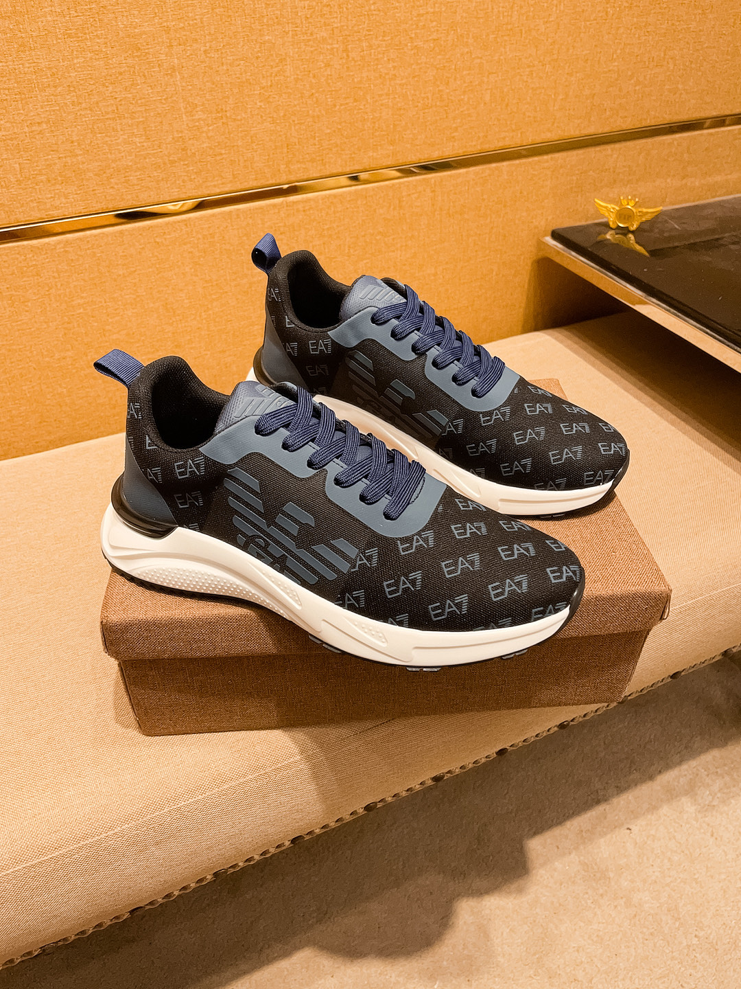 NO:284479,[Armani] High-end Men's Shoes Brand Official Website 11's latest masterpiece upper is made of Italian official website original special technology fabric with original comfortable breathable inner lining original designated anti-slip sole making walking more convenient and comfortable!  Exclusive new style, amazing work, beautiful 11 ​​replica [color] compared to the official quality!  Create a fashionable personality to set off your uniqueness!  A must-have for trendy men! Size: 38-44. Color. 1 color is available, Armani19860909【阿玛尼】男鞋高端品牌 官网11最新力作鞋面采用意大利官网原版专用科技布面料搭配原版舒适透气内里原版指定防滑大底制作让行走更加便捷舒适！独家新款,惊世之作,与官方的质量相比美的11复刻[色]！打造时尚个性衬托你的与众不同！潮男必备! ,尺码:38－44.颜色. 1色可选,,armani,Men's shoes