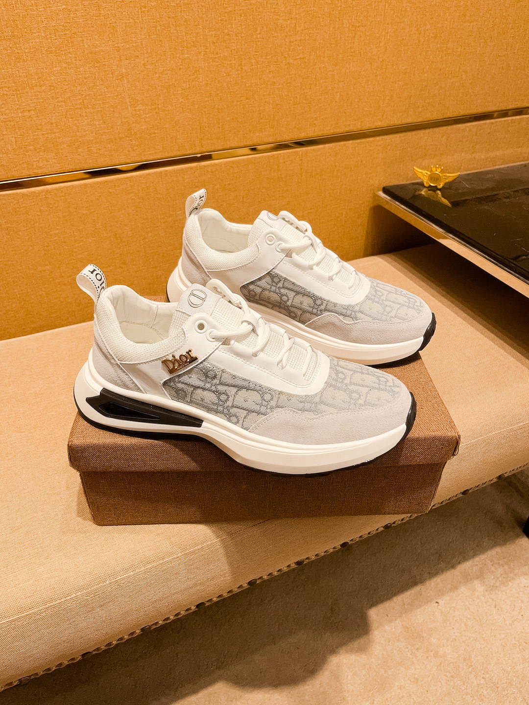 NO:346899,[Dio] High-end Men's Shoes Brand Official Website 11's latest masterpiece upper is made of imported Italian cowhide with comfortable and breathable inner original non-slip and wear-resistant outsole, making walking more convenient and comfortable!  Exclusive new style, amazing work, beautiful 11 ​​replica [color] compared to the official quality!  Create a fashionable personality to set off your uniqueness!  A must-have for trendy men! Classic size: 38-44 Color 2 colors available, dior, cowhide19860909【迪奥】 男鞋高端品牌 官网11最新力作鞋面采用意大利进口头层牛皮搭配舒适透气内里原版防滑耐磨大底制作,让行走更加便捷舒适！独家新款,惊世之作,与官方的质量相比美的11复刻[色]！打造时尚个性衬托你的与众不同！潮男必备!经典尺码:38-44 颜色2 色可选,,dior,cowhide,Men's shoes