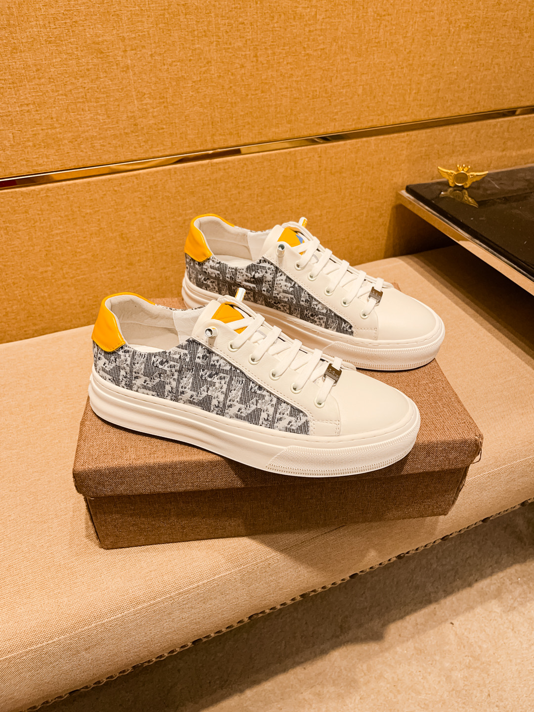 NO:730433,[Fendi] The latest masterpiece of the high-end men's shoe brand official website 11, the upper is made of first-layer cowhide imported from Italy with a comfortable and breathable lining and original non-slip and wear-resistant outsole, making walking more convenient and comfortable!  Exclusive new model, stunning work, Midea 11 replica [color] compared with official quality!  Create a fashionable personality that sets off your uniqueness!  A must-have for trendy men! Classic sizes: 38-44 Colors 2 colors available, fendi, cowhide19860909【 芬迪】男鞋高端品牌 官网11最新力作鞋面采用意大利进口头层牛皮搭配舒适透气内里原版防滑耐磨大底制作,让行走更加便捷舒适！独家新款,惊世之作,与官方的质量相比美的11复刻[色]！打造时尚个性衬托你的与众不同！潮男必备!经典尺码:38-44 颜色 2 色可选,,fendi,cowhide,Men's shoes