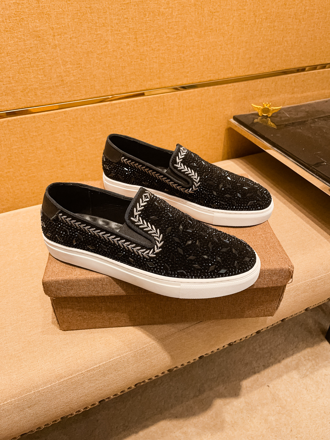 NO:346917,[Balenciaga] High-end men's shoes brand Official website 11's latest masterpiece upper is made of Italian imported cowhide with comfortable breathable inner lining original non-slip wear-resistant sole, making walking more convenient and comfortable!  Exclusive new style, amazing work, beautiful 11 ​​replica [color] compared to the official quality!  Create a fashionable personality to set off your uniqueness!  Must-have for trendy men! Classic size: 38-44 Color 1 color available, balenciaga, cowhide19860909【 巴黎世家】男鞋高端品牌 官网11最新力作鞋面采用意大利进口头层牛皮搭配舒适透气内里原版防滑耐磨大底制作,让行走更加便捷舒适！独家新款,惊世之作,与官方的质量相比美的11复刻[色]！打造时尚个性衬托你的与众不同！潮男必备!经典尺码:38-44 颜色1色可选,,balenciaga,cowhide,Men's shoes