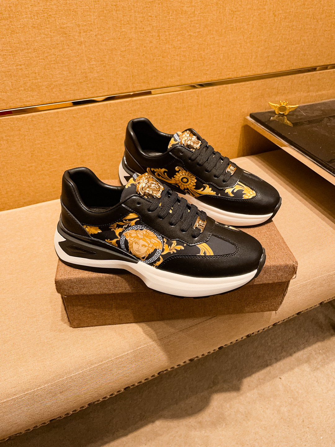 NO:351655,[Versey] High-end men's shoes brand Official website 11's latest masterpiece upper is made of imported Italian cowhide, comfortable and breathable inner lining, original non-slip and wear-resistant sole, making walking more convenient and comfortable!  Exclusive new style, amazing work, beautiful 11 ​​replica [color] compared to the official quality!  Create a fashionable personality to set off your uniqueness!  Must-have for trendy men! Classic size: 38-44 Color 2 colors available, versace, cowhide19860909【范思哲】男鞋高端品牌 官网11最新力作鞋面采用意大利进口头层牛皮搭配 舒适透气内里原版防滑耐磨大底制作,让行走更加便捷舒适！独家新款,惊世之作,与官方的质量相比美的11复刻[色]！打造时尚个性衬托你的与众不！潮男必备!经典尺码: 38—44 颜色 2色可选,,versace,cowhide,Men's shoes