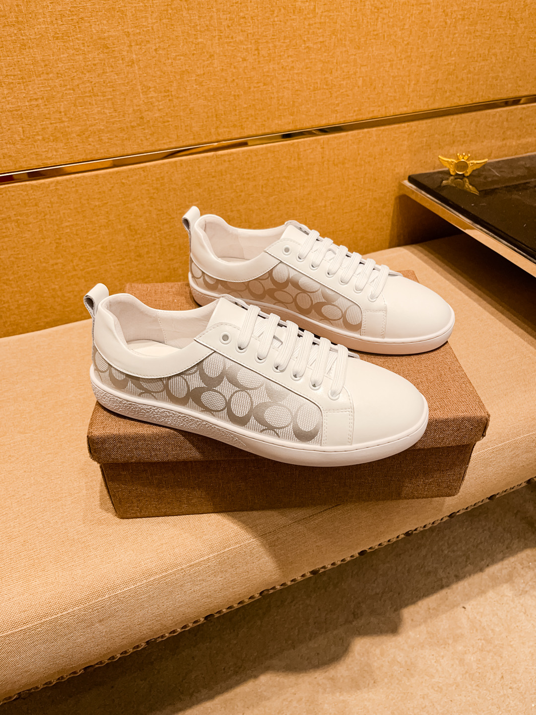 NO:348219,[Guqi] High-end men's shoes brand Official website 11's latest masterpiece upper is made of imported Italian cowhide, comfortable and breathable inner original non-slip and wear-resistant sole, making walking more convenient and comfortable!  Exclusive new style, amazing work, beautiful 11 ​​replica [color] compared to the official quality!  Create a fashionable personality to set off your uniqueness!  Must-have for trendy men! Classic size: 38-44 Color 2 colors available, cowhide19860909【 古奇】男鞋高端品牌 官网11最新力作鞋面采用意大利进口头层牛皮搭配 舒适透气内里原版防滑耐磨大底制作,让行走更加便捷舒适！独家新款,惊世之作,与官方的质量相比美的11复刻[色]！打造时尚个性衬托你的与众不！潮男必备!经典尺码: 38—44 颜色 2色可选,,cowhide,Men's shoes