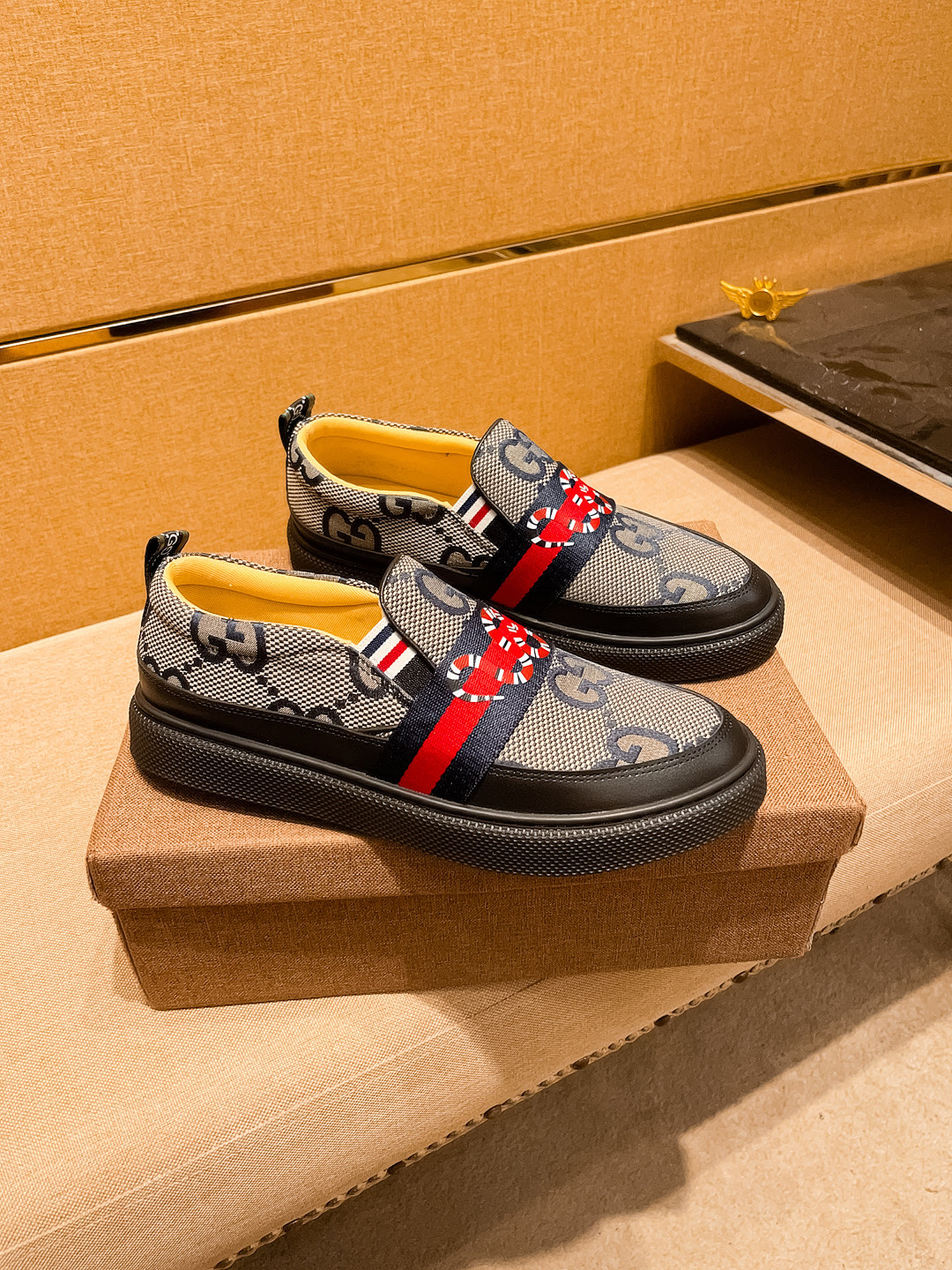 NO:730436,[Gucci] The latest masterpiece of the high-end men's shoe brand official website 11 is made of Italian imported first-layer cowhide with a comfortable and breathable lining and original non-slip and wear-resistant outsole, making walking more convenient and comfortable!  Exclusive new model, stunning work, Midea 11 replica [color] compared with official quality!  Create a fashionable personality to set off your uniqueness!  A must-have for trendy men! Classic sizes: 38-44 Colors 2 colors available,,cowhide19860909【 古奇】男鞋高端品牌 官网11最新力作鞋面采用意大利进口头层牛皮搭配舒适透气内里原版防滑耐磨大底制作,让行走更加便捷舒适！独家新款,惊世之作,与官方的质量相比美的11复刻[色]！打造时尚个性衬托你的与众不同！潮男必备!经典尺码:38-44 颜色 2 色可选,,cowhide,Men's shoes