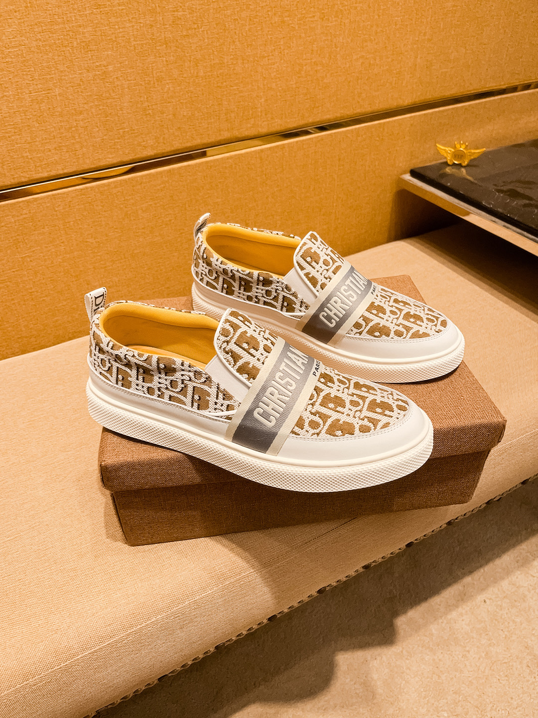 NO:349392,[Dio] High-end Men's Shoes Brand Official Website 11's latest masterpiece upper is made of Italian imported cowhide with comfortable and breathable inner original non-slip and wear-resistant outsole, making walking more convenient and comfortable!  Exclusive new style, amazing work, beautiful 11 ​​replica [color] compared to the official quality!  Create a fashionable personality to set off your uniqueness!  A must-have for trendy men! Classic size: 38-44 Color 2 colors available, dior, cowhide19860909【 迪奥】男鞋高端品牌 官网11最新力作鞋面采用意大利进口头层牛皮搭配舒适透气内里原版防滑耐磨大底制作,让行走更加便捷舒适！独家新款,惊世之作,与官方的质量相比美的11复刻[色]！打造时尚个性衬托你的与众不同！潮男必备!经典尺码:38-44 颜色 2 色可选,,dior,cowhide,Men's shoes