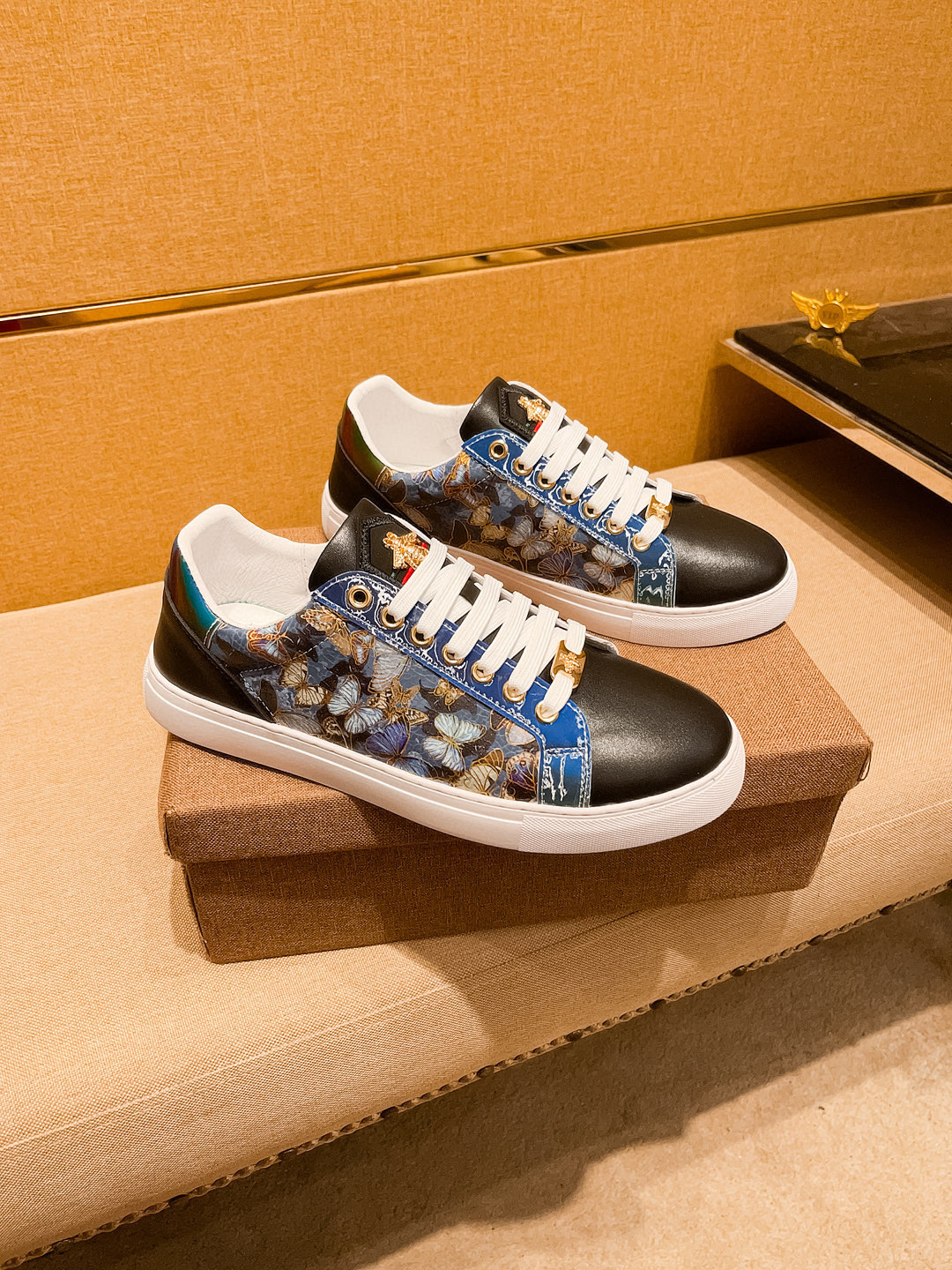 NO:353460,[Guqi] High-end Men's Shoes Brand Official Website 11's latest masterpiece upper is made of Italian imported cowhide with comfortable and breathable inner original non-slip and wear-resistant outsole, making walking more convenient and comfortable!  Exclusive new style, amazing work, beautiful 11 ​​replica [color] compared to the official quality!  Create a fashionable personality to set off your uniqueness!  Must-have for trendy men! Classic size: 38-44 Color 1 color available, cowhide19860909【古奇】男鞋高端品牌 官网11最新力作鞋面采用意大利进口头层牛皮搭配舒适透气内里原版防滑耐磨大底制作,让行走更加便捷舒适！独家新款,惊世之作,与官方的质量相比美的11复刻[色]！打造时尚个性衬托你的与众不同！潮男必备!经典尺码:38-44 颜色1色可选,,cowhide,Men's shoes