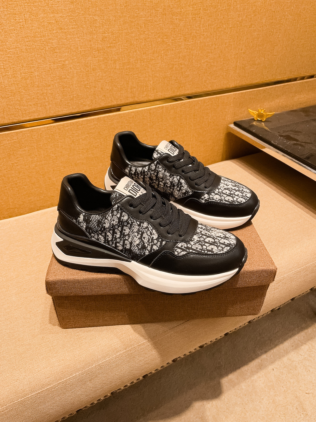 NO:745653,[Dior] The latest masterpiece of the high-end men's shoe brand official website 11, the upper is made of first-layer cowhide imported from Italy with a comfortable and breathable lining and original non-slip and wear-resistant outsole, making walking more convenient and comfortable!  Exclusive new model, stunning work, Midea 11 replica [color] compared with official quality!  Create a fashionable personality to set off your uniqueness!  A must-have for trendy men! Classic sizes: 38-44, 2 colors available, dior, cowhide19860909【迪奥】男鞋高端品牌 官网11最新力作鞋面采用意大利进口头层牛皮搭配舒适透气内里原版防滑耐磨大底制作,让行走更加便捷舒适！独家新款,惊世之作,与官方的质量相比美的11复刻[色]！打造时尚个性衬托你的与众不同！潮男必备!经典尺码:38-44 颜色2 色可选,,dior,cowhide,Men's shoes