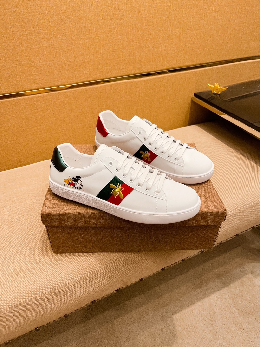 NO:352229,[Guqi] High-end men's shoes brand Official website 11's latest masterpiece upper is made of Italian imported cowhide with comfortable breathable inner lining original non-slip and wear-resistant sole, making walking more convenient and comfortable!  Exclusive new style, amazing work, beautiful 11 ​​replica [color] compared to the official quality!  Create a fashionable personality to set off your uniqueness!  A must-have for trendy men! Classic size: 38-44 colors available, cowhide19860909【 古奇】男鞋高端品牌 官网11最新力作鞋面采用意大利进口头层牛皮搭配舒适透气内里原版防滑耐磨大底制作,让行走更加便捷舒适！独家新款,惊世之作,与官方的质量相比美的11复刻[色]！打造时尚个性衬托你的与众不同！潮男必备!经典尺码:38-44 颜色个色可选,,cowhide,Men's shoes