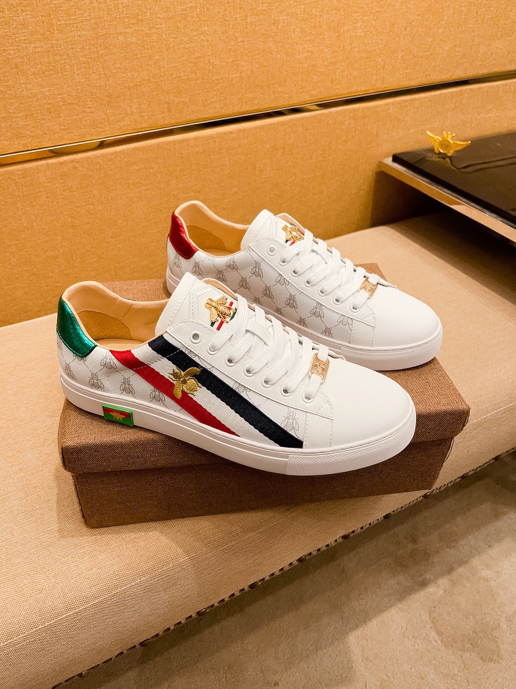 实价260【 古奇🔥 男鞋高端品牌 官网1：1最新力作：鞋面采用意大利进口丝光面料搭配舒适透气内里➕原版防滑耐磨大底制作🔥，让行走更加便捷舒适！独家新款，惊世之作，与官方的质量相比美的1：1复刻[色]！打造时尚个性衬托你的与众不同！潮男必备!经典发🔥尺码:38-44  颜色：         🔥                 2⃣️色可选🔥