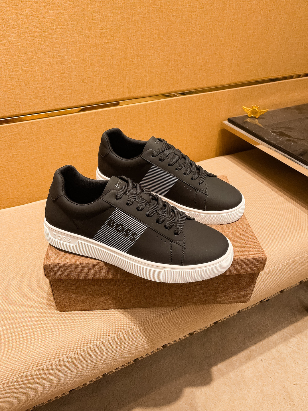 NO:353573,【BOSS】High-end brand of men's shoes. The latest masterpiece upper on the official website 11 is made of Italian imported cowhide with comfortable and breathable inner original non-slip and wear-resistant outsole, making walking more convenient and comfortable!  Exclusive new style, amazing work, beautiful 11 ​​replica [color] compared to the official quality!  Create a fashionable personality to set off your uniqueness!  Must-have for trendy men! Classic size: 38-44 Color 1 color available, cowhide19860909【 BOSS】男鞋高端品牌 官网11最新力作鞋面采用意大利进口头层牛皮搭配舒适透气内里原版防滑耐磨大底制作,让行走更加便捷舒适！独家新款,惊世之作,与官方的质量相比美的11复刻[色]！打造时尚个性衬托你的与众不同！潮男必备!经典尺码:38-44 颜色1色可选,,cowhide,Men's shoes