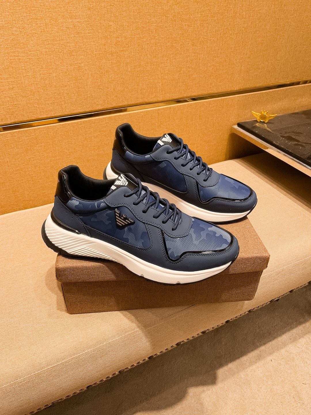 NO:353477,[Armani] High-end Men's Shoes Brand Official Website 11's latest masterpiece upper is made of Italian imported cowhide with comfortable and breathable inner original non-slip and wear-resistant outsole, making walking more convenient and comfortable!  Exclusive new style, amazing work, beautiful 11 ​​replica [color] compared to the official quality!  Create a fashionable personality to set off your uniqueness!  Must-have for trendy men! Classic size: 38-44 Color 1 color is available, Armani, cowhide19860909【 阿玛尼】男鞋高端品牌 官网11最新力作鞋面采用意大利进口头层牛皮搭配舒适透气内里原版防滑耐磨大底制作,让行走更加便捷舒适！独家新款,惊世之作,与官方的质量相比美的11复刻[色]！打造时尚个性衬托你的与众不同！潮男必备!经典尺码:38-44 颜色 1色可选,,armani,cowhide,Men's shoes