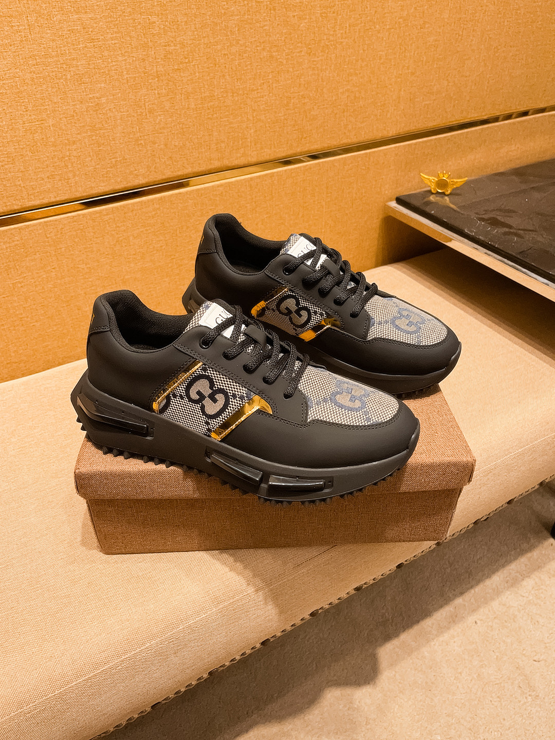 NO:345752,[Guqi] High-end Men's Shoes Brand Official Website 11's latest masterpiece upper is made of Italian imported cowhide with comfortable and breathable inner original non-slip and wear-resistant outsole, making walking more convenient and comfortable!  Exclusive new style, amazing work, beautiful 11 ​​replica [color] compared to the official quality!  Create a fashionable personality to set off your uniqueness!  Must-have for trendy men! Classic size: 38-44 Color 2 colors available., cowhide19860909【古奇】男鞋高端品牌 官网11最新力作鞋面采用意大利进口头层牛皮搭配舒适透气内里原版防滑耐磨大底制作,让行走更加便捷舒适！独家新款,惊世之作,与官方的质量相比美的11复刻[色]！打造时尚个性衬托你的与众不同！潮男必备!经典尺码:38-44 颜色2色可选.,,cowhide,Men's shoes