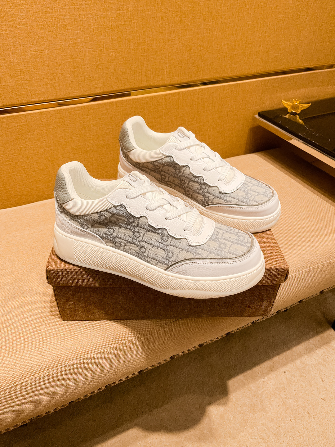 NO:346203,[Dio] High-end Men's Shoes Brand Official Website 11's latest masterpiece upper is made of Italian imported cowhide with comfortable and breathable inner original non-slip and wear-resistant outsole, making walking more convenient and comfortable!  Exclusive new style, amazing work, beautiful 11 ​​replica [color] compared to the official quality!  Create a fashionable personality to set off your uniqueness!  Must-have for trendy men! Classic size: 38-44 Color 2 colors available, dior, cowhide19860909【 迪奥】男鞋高端品牌 官网11最新力作鞋面采用意大利进口头层牛皮搭配舒适透气内里原版防滑耐磨大底制作,让行走更加便捷舒适！独家新款,惊世之作,与官方的质量相比美的11复刻[色]！打造时尚个性衬托你的与众不同！潮男必备!经典尺码:38-44 颜色 2色可选,,dior,cowhide,Men's shoes