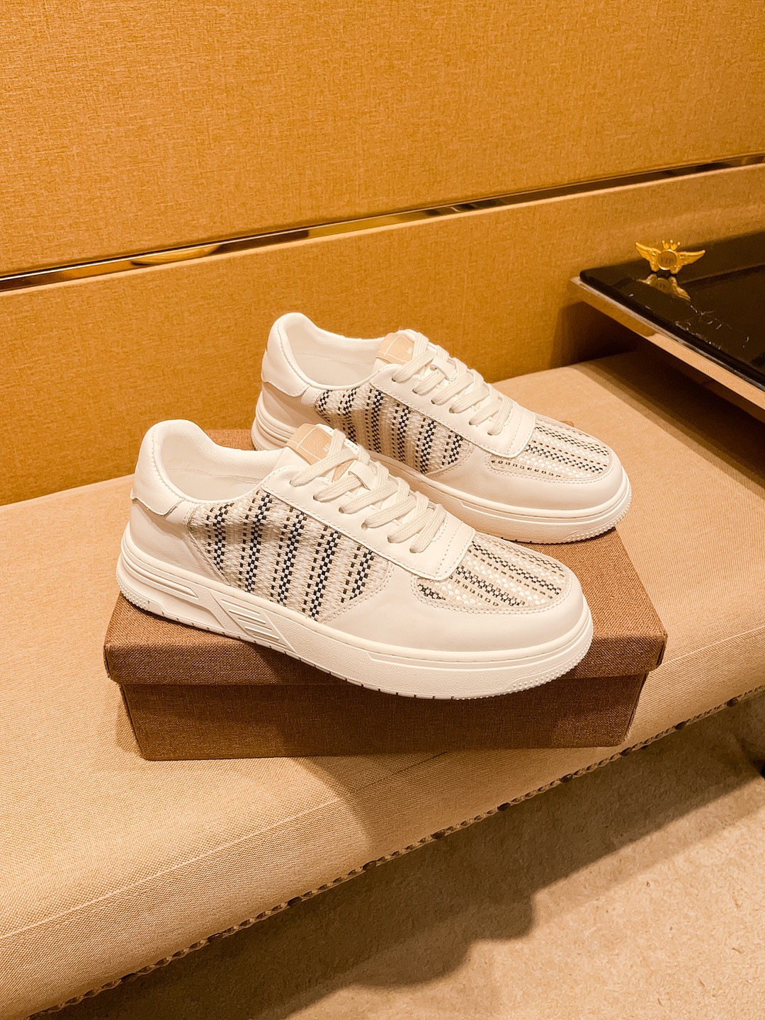 NO:347239,[Dio] High-end Men's Shoes Brand Official Website 11's latest masterpiece upper is made of Italian imported cowhide with comfortable and breathable inner original non-slip and wear-resistant outsole, making walking more convenient and comfortable!  Exclusive new style, amazing work, beautiful 11 ​​replica [color] compared to the official quality!  Create a fashionable personality to set off your uniqueness!  Must-have for trendy men! Classic size: 38-44 Color 2 colors available, dior, cowhide19860909【 迪奥】男鞋高端品牌 官网11最新力作鞋面采用意大利进口头层牛皮搭配舒适透气内里原版防滑耐磨大底制作,让行走更加便捷舒适！独家新款,惊世之作,与官方的质量相比美的11复刻[色]！打造时尚个性衬托你的与众不同！潮男必备!经典尺码:38-44 颜色 2色可选,,dior,cowhide,Men's shoes