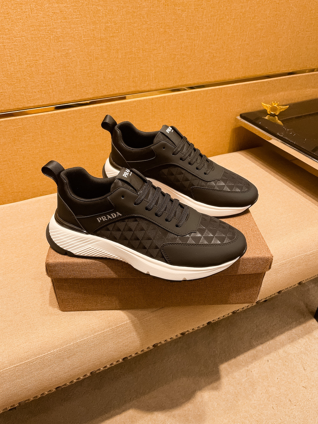 NO:347273,[Prada] High-end Men's Shoes Brand Official Website 11's latest masterpiece upper is made of Italian imported cowhide with comfortable and breathable inner original non-slip and wear-resistant outsole, making walking more convenient and comfortable!  Exclusive new style, amazing work, beautiful 11 ​​replica [color] compared to the official quality!  Create a fashionable personality to set off your uniqueness!  A must-have for trendy men! Classic size: 38-44 Color 2 colors available.,,prada,cowhide19860909【 普拉达】男鞋高端品牌 官网11最新力作鞋面采用意大利进口头层牛皮搭配舒适透气内里原版防滑耐磨大底制作,让行走更加便捷舒适！独家新款,惊世之作,与官方的质量相比美的11复刻[色]！打造时尚个性衬托你的与众不同！潮男必备!经典尺码:38-44 颜色 2色可选.,,prada,cowhide,Men's shoes