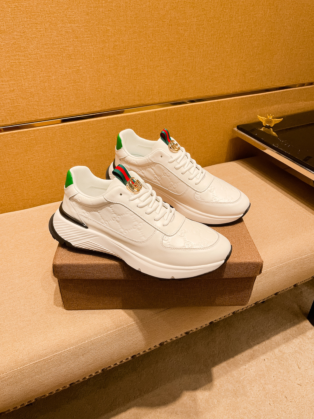 NO:358159,[Guqi] High-end men's shoes brand Official website 11's latest masterpiece upper is made of imported Italian cowhide with comfortable and breathable inner original non-slip and wear-resistant outsole, making walking more convenient and comfortable!  Exclusive new style, amazing work, beautiful 11 ​​replica [color] compared to the official quality!  Create a fashionable personality to set off your uniqueness!  Must-have for trendy men! Classic size: 38-44 Color 2 colors available., cowhide19860909【 古奇】 男鞋高端品牌 官网11最新力作鞋面采用意大利进口头层牛皮搭配舒适透气内里原版防滑耐磨大底制作,让行走更加便捷舒适！独家新款,惊世之作,与官方的质量相比美的11复刻[色]！打造时尚个性衬托你的与众不同！潮男必备!经典尺码:38-44 颜色2色可选.,,cowhide,Men's shoes