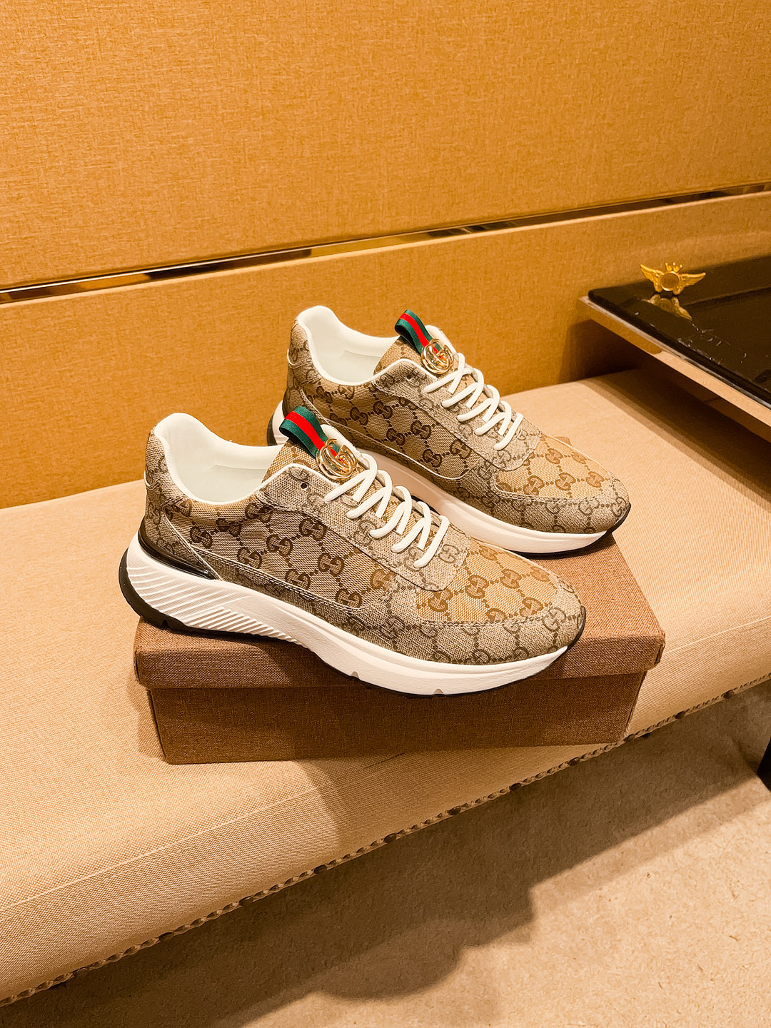 NO:358170,[Guqi] High-end men's shoes brand Official website 11's latest masterpiece upper is made of imported Italian cowhide with comfortable and breathable inner original non-slip and wear-resistant outsole, making walking more convenient and comfortable!  Exclusive new style, amazing work, beautiful 11 ​​replica [color] compared to the official quality!  Create a fashionable personality to set off your uniqueness!  Must-have for trendy men! Classic size: 38-44 Color 1 color is available.,,cowhide19860909【 古奇】 男鞋高端品牌 官网11最新力作鞋面采用意大利进口头层牛皮搭配舒适透气内里原版防滑耐磨大底制作,让行走更加便捷舒适！独家新款,惊世之作,与官方的质量相比美的11复刻[色]！打造时尚个性衬托你的与众不同！潮男必备!经典尺码:38-44 颜色1色可选.,,cowhide,Men's shoes