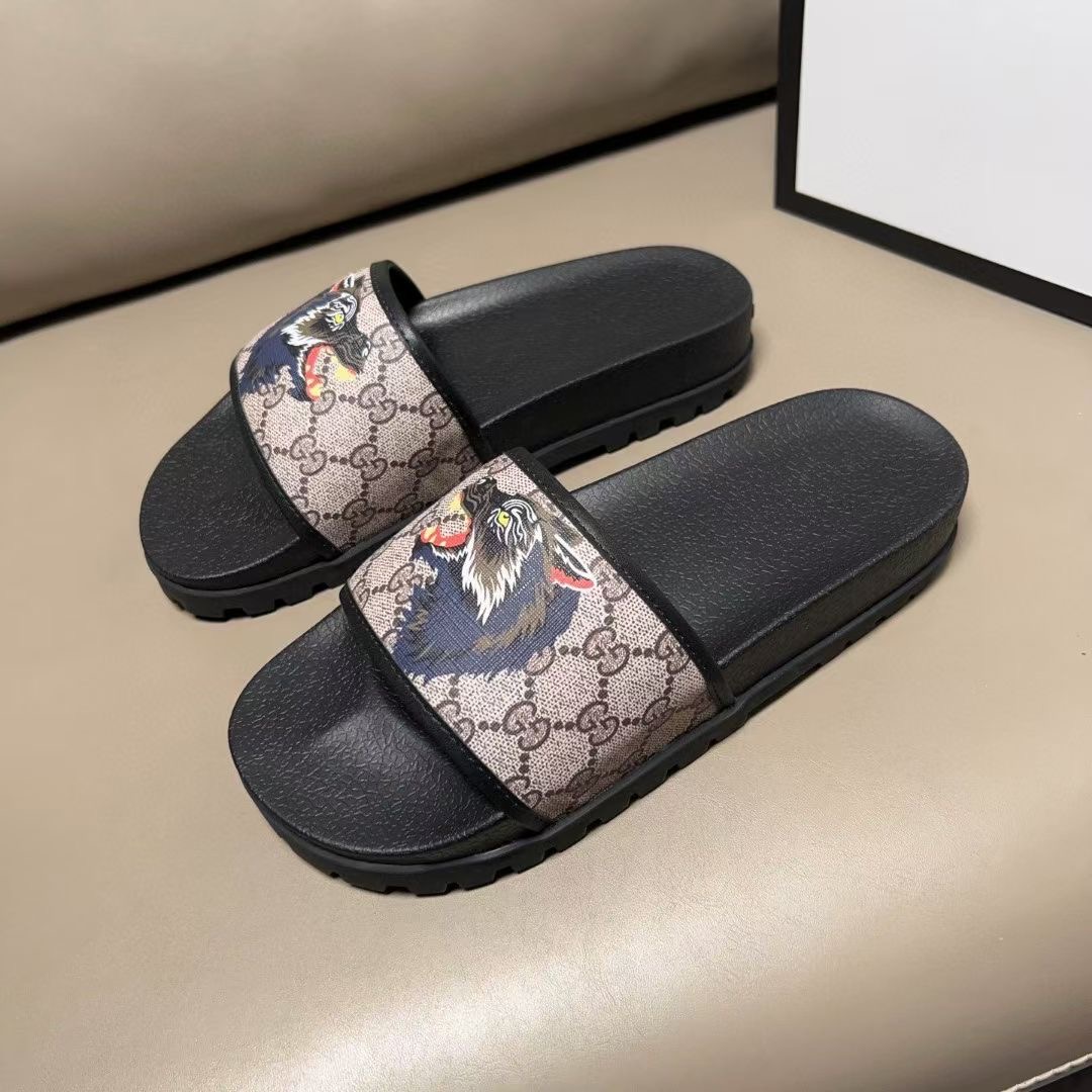 NO:348333,New model is on the market [Guqi Slippers] top layer cowhide high-end 1:1 mold customization, original upgraded version of the outsole, lighter and non-slip. Top quality in the market, fashion and trendy, versatile and hot, simple and tasteful, must-have for trendy people, exuding a fashionable and casual atmosphere, fashion is right under your feet, full of confidence, the same spring and summer slippers in the counter are coming, it is super beautiful to wear, 38-441 colors available, slippers, cowhide19860909新款上市【古奇 拖鞋】头层牛皮高端1:1开模定制,原版升级版大底,更轻便,防滑.市场顶级品质,,时尚主打潮流,百搭爆款,简单不失品味,潮人必备,散发时尚休闲气息,时尚就在脚下,自信满满,专柜同款春夏季拖鞋的季节来了,穿起来超级唯美, ,38-441色可选,,slippers,cowhide,Men's shoes