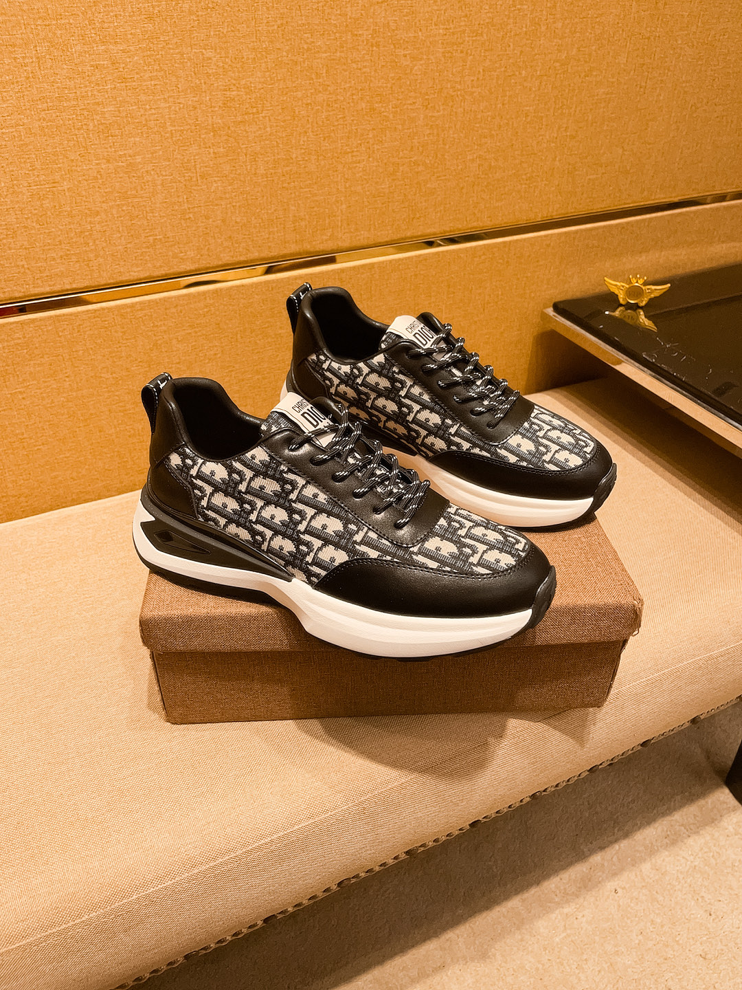 NO:348381,[Dio] High-end Men's Shoes Brand Official Website 11's latest masterpiece upper is made of Italian imported cowhide with comfortable and breathable inner original non-slip and wear-resistant outsole, making walking more convenient and comfortable!  Exclusive new style, amazing work, beautiful 11 ​​replica [color] compared to the official quality!  Create a fashionable personality to set off your uniqueness!  Must-have for trendy men! Classic size: 38-44 Color 2 colors available, dior, cowhide19860909【 迪奥】男鞋高端品牌 官网11最新力作鞋面采用意大利进口头层牛皮搭配舒适透气内里原版防滑耐磨大底制作,让行走更加便捷舒适！独家新款,惊世之作,与官方的质量相比美的11复刻[色]！打造时尚个性衬托你的与众不同！潮男必备!经典尺码:38-44 颜色2色可选,,dior,cowhide,Men's shoes