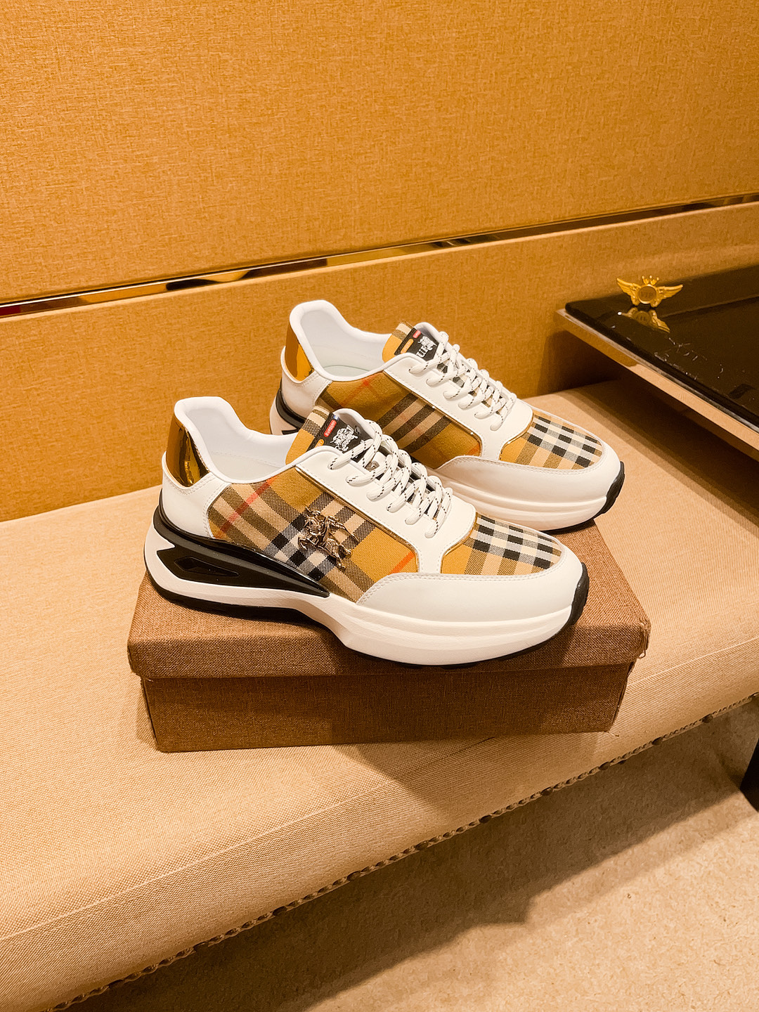 NO:348399,[Burberry] High-end men's shoes brand Official website 11's latest masterpiece upper is made of imported Italian cowhide with comfortable and breathable inner original non-slip and wear-resistant outsole, making walking more convenient and comfortable!  Exclusive new style, amazing work, beautiful 11 ​​replica [color] compared to the official quality!  Create a fashionable personality to set off your uniqueness!  Must-have for trendy men! Classic size: 38-44 Color 2 colors available, burberry, cowhide19860909【 巴宝莉】男鞋高端品牌 官网11最新力作鞋面采用意大利进口头层牛皮搭配舒适透气内里原版防滑耐磨大底制作,让行走更加便捷舒适！独家新款,惊世之作,与官方的质量相比美的11复刻[色]！打造时尚个性衬托你的与众不同！潮男必备!经典尺码:38-44 颜色2色可选,,burberry,cowhide,Men's shoes