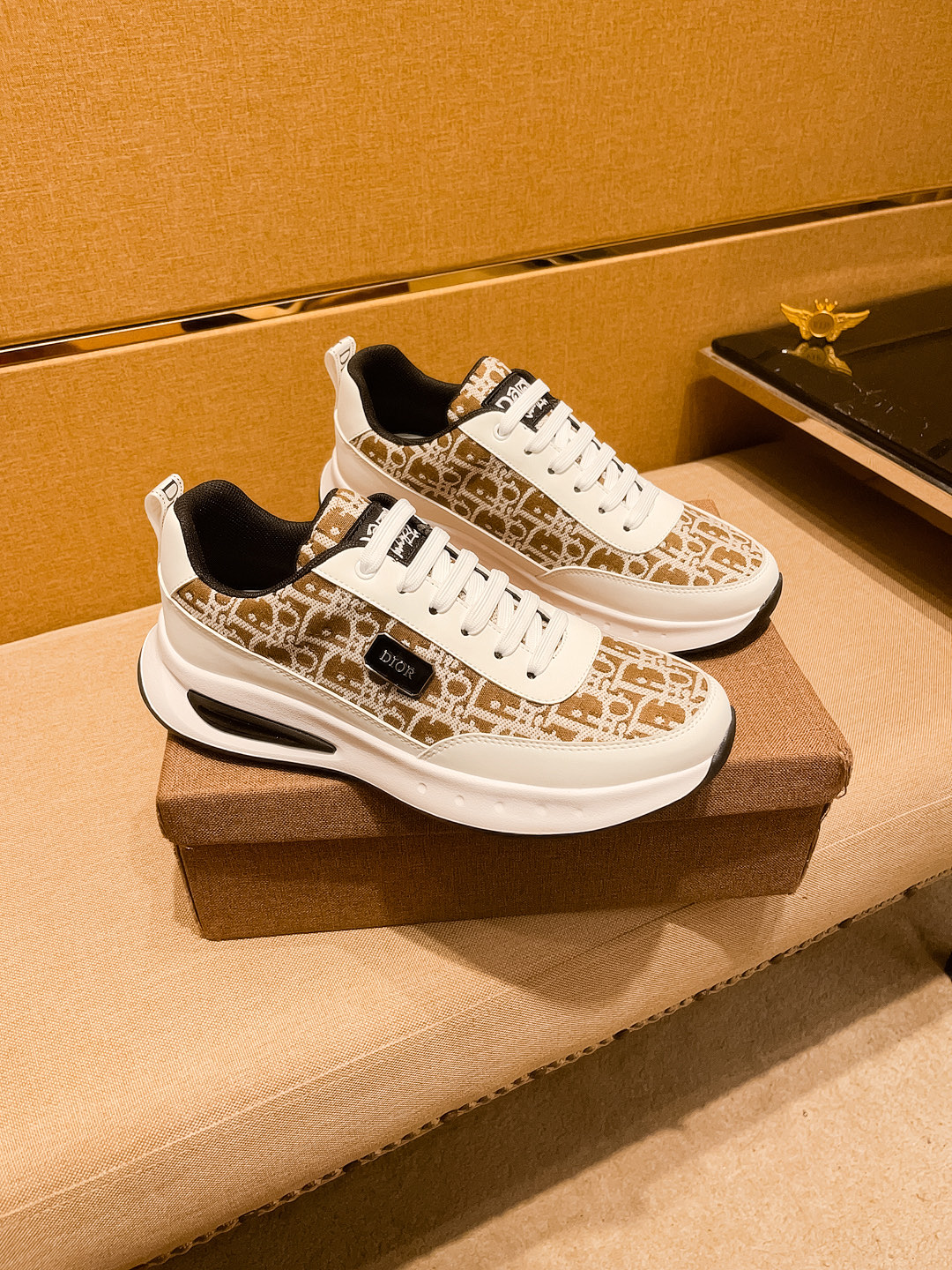 NO:349060,[Dio] High-end Men's Shoes Brand Official Website 11's latest masterpiece upper is made of imported mercerized fabric from Italy and is comfortable and breathable inside original non-slip and wear-resistant sole, making walking more convenient and comfortable!  Exclusive new style, amazing work, beautiful 11 ​​replica [color] compared to the official quality!  Create a fashionable personality to set off your uniqueness!  A must-have for trendy men! Classic size: 38-44 Color 2 colors available, dior19860909【迪奥】 男鞋高端品牌 官网11最新力作鞋面采用意大利进口丝光面料搭配舒适透气内里原版防滑耐磨大底制作,让行走更加便捷舒适！独家新款,惊世之作,与官方的质量相比美的11复刻[色]！打造时尚个性衬托你的与众不同！潮男必备!经典尺码:38-44 颜色 2 色可选,,dior,Men's shoes