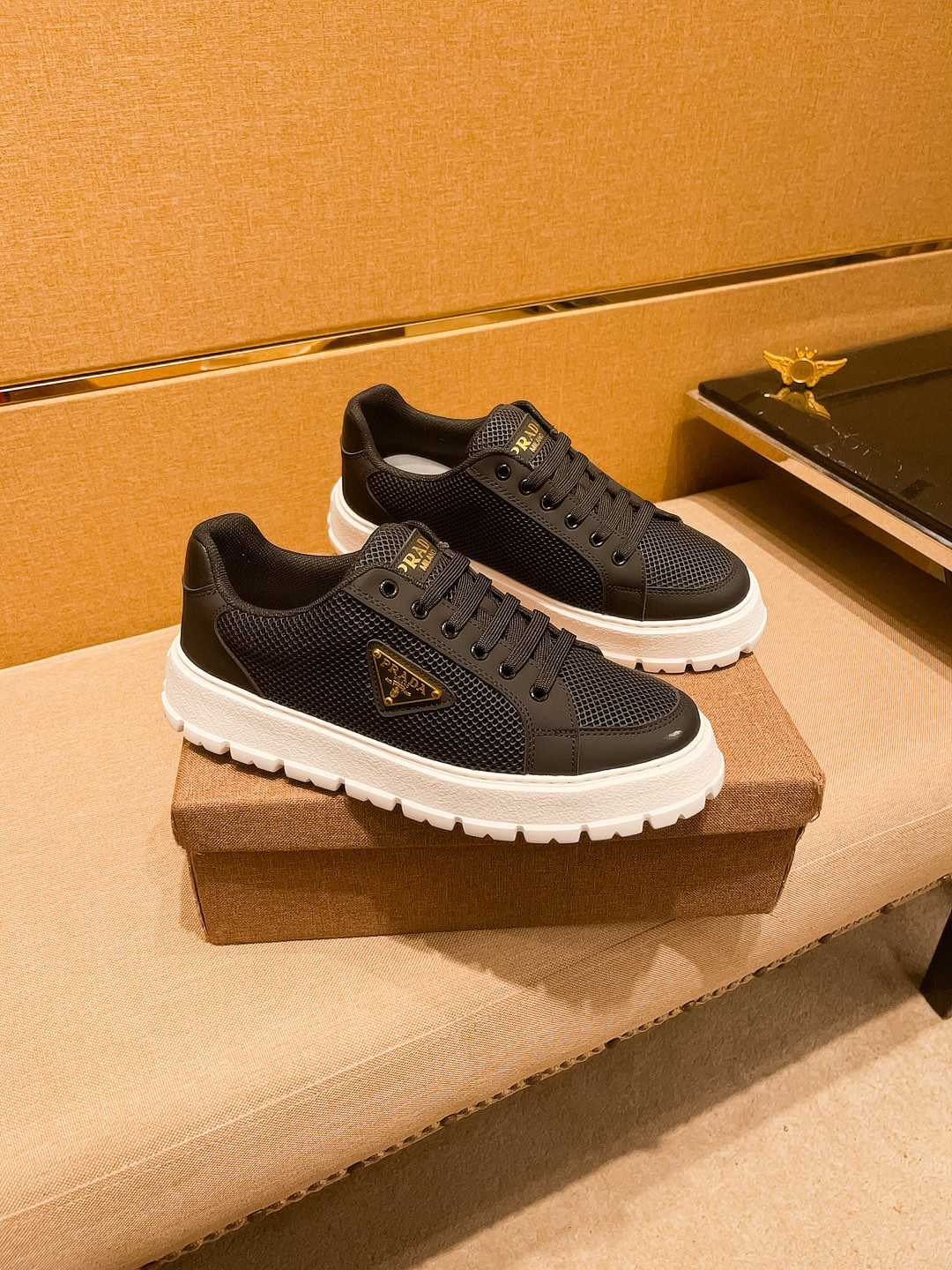 NO:347070,[Prada] High-end Men's Shoes Brand Official Website 11's latest masterpiece upper is made of imported mercerized fabric from Italy and is comfortable and breathable inside original non-slip and wear-resistant sole, making walking more convenient and comfortable!  Exclusive new style, amazing work, beautiful 11 ​​replica [color] compared to the official quality!  Create a fashionable personality to set off your uniqueness!  A must-have for trendy men! Classic size: 38-44 Color 1 color is available, prada19860909【普拉达】 男鞋高端品牌 官网11最新力作鞋面采用意大利进口丝光面料搭配舒适透气内里原版防滑耐磨大底制作,让行走更加便捷舒适！独家新款,惊世之作,与官方的质量相比美的11复刻[色]！打造时尚个性衬托你的与众不同！潮男必备!经典尺码:38-44 颜色 1色可选,,prada,Men's shoes