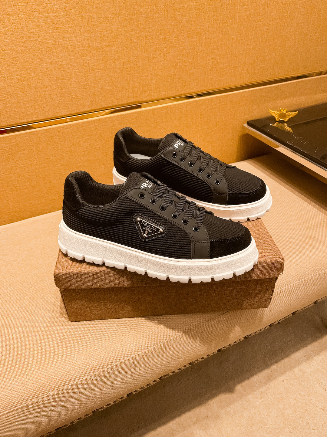 NO:349082,[Prada] High-end Men's Shoes Brand Official Website 11's latest masterpiece upper is made of imported mercerized fabric from Italy and is comfortable and breathable inside original non-slip and wear-resistant sole, making walking more convenient and comfortable!  Exclusive new style, amazing work, beautiful 11 ​​replica [color] compared to the official quality!  Create a fashionable personality to set off your uniqueness!  A must-have for trendy men! Classic size: 38-44 Color 2 colors available, prada19860909【普拉达】 男鞋高端品牌 官网11最新力作鞋面采用意大利进口丝光面料搭配舒适透气内里原版防滑耐磨大底制作,让行走更加便捷舒适！独家新款,惊世之作,与官方的质量相比美的11复刻[色]！打造时尚个性衬托你的与众不同！潮男必备!经典尺码:38-44 颜色 2 色可选,,prada,Men's shoes