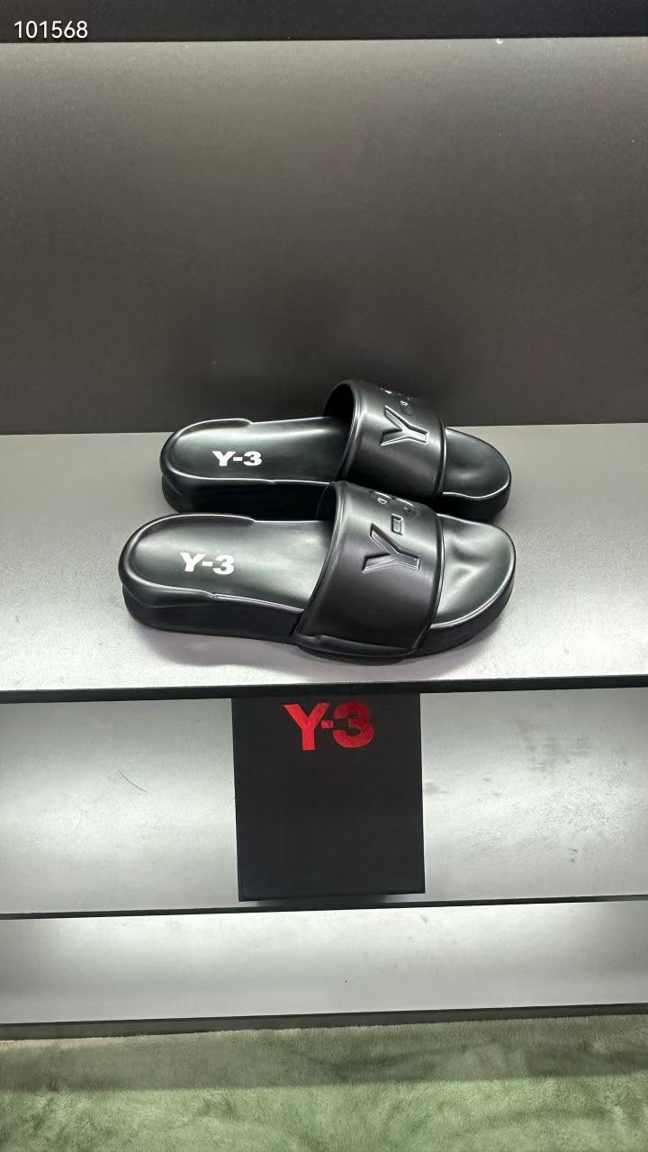 NO:356711,New model on the market [Y3 slippers] high-end 1:1 mold customization, original upgraded version, lighter and non-slip. Top quality in the market, fashion and trendy, versatile and hot, simple and tasteful, must-have for trendy people, exuding a fashionable and casual atmosphere, fashion is right under your feet, full of confidence, the same spring and summer slippers in the counter are coming, it is super beautiful to wear, 38-44 Multi-color options, slippers19860909新款上市【Y3拖鞋】高端1:1开模定制,原版升级版大底,更轻便,防滑.市场顶级品质,,时尚主打潮流,百搭爆款,简单不失品味,潮人必备,散发时尚休闲气息,时尚就在脚下,自信满满,专柜同款春夏季拖鞋的季节来了,穿起来超级唯美, ,38-44 多色可选,,slippers,Men's shoes