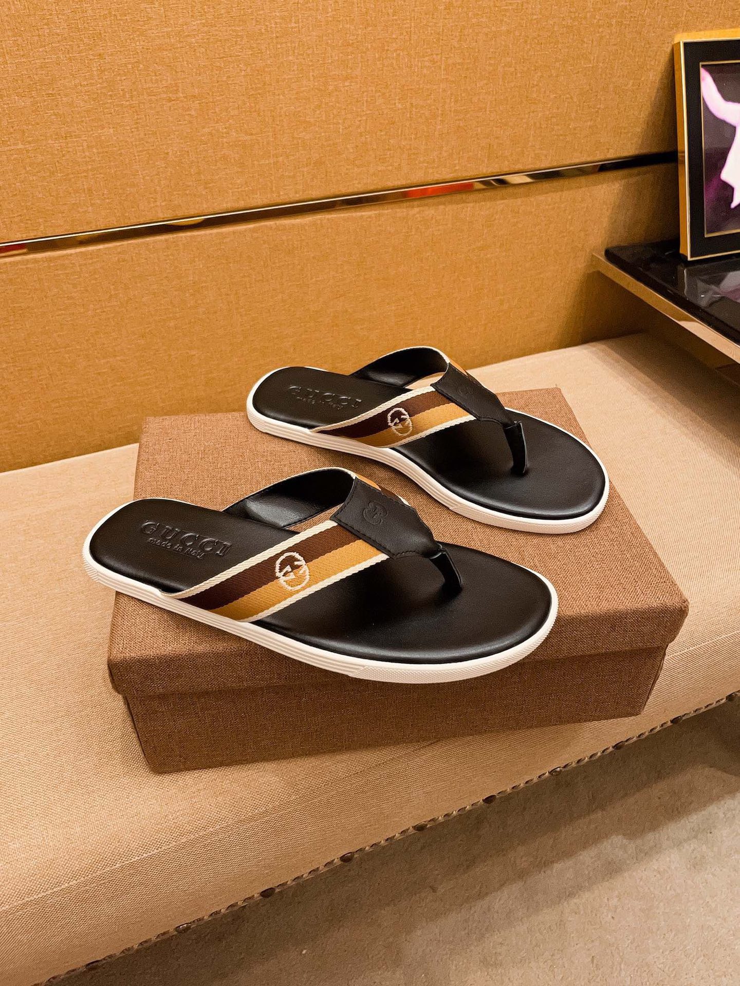 NO:955528,New model on the market [Gucci slippers] High-end 1:1 mold customization, original upgraded version of the outsole, lighter and non-slip. Top quality in the market, fashion-oriented, versatile and popular, simple and tasteful, a must-have for fashionistas, exuding a fashionable and casual atmosphere, fashion is at your feet, full of confidence, the season of spring and summer slippers of the same style in the counter is here, super beautiful to wear, 38-44 2 colors optional, slippers19860909新款上市【 古奇拖鞋】高端1:1开模定制,原版升级版大底,更轻便,防滑.市场顶级品质,,时尚主打潮流,百搭爆款,简单不失品味,潮人必备,散发时尚休闲气息,时尚就在脚下,自信满满,专柜同款春夏季拖鞋的季节来了,穿起来超级唯美, ,38-44 2色可选,,slippers,Men's shoes