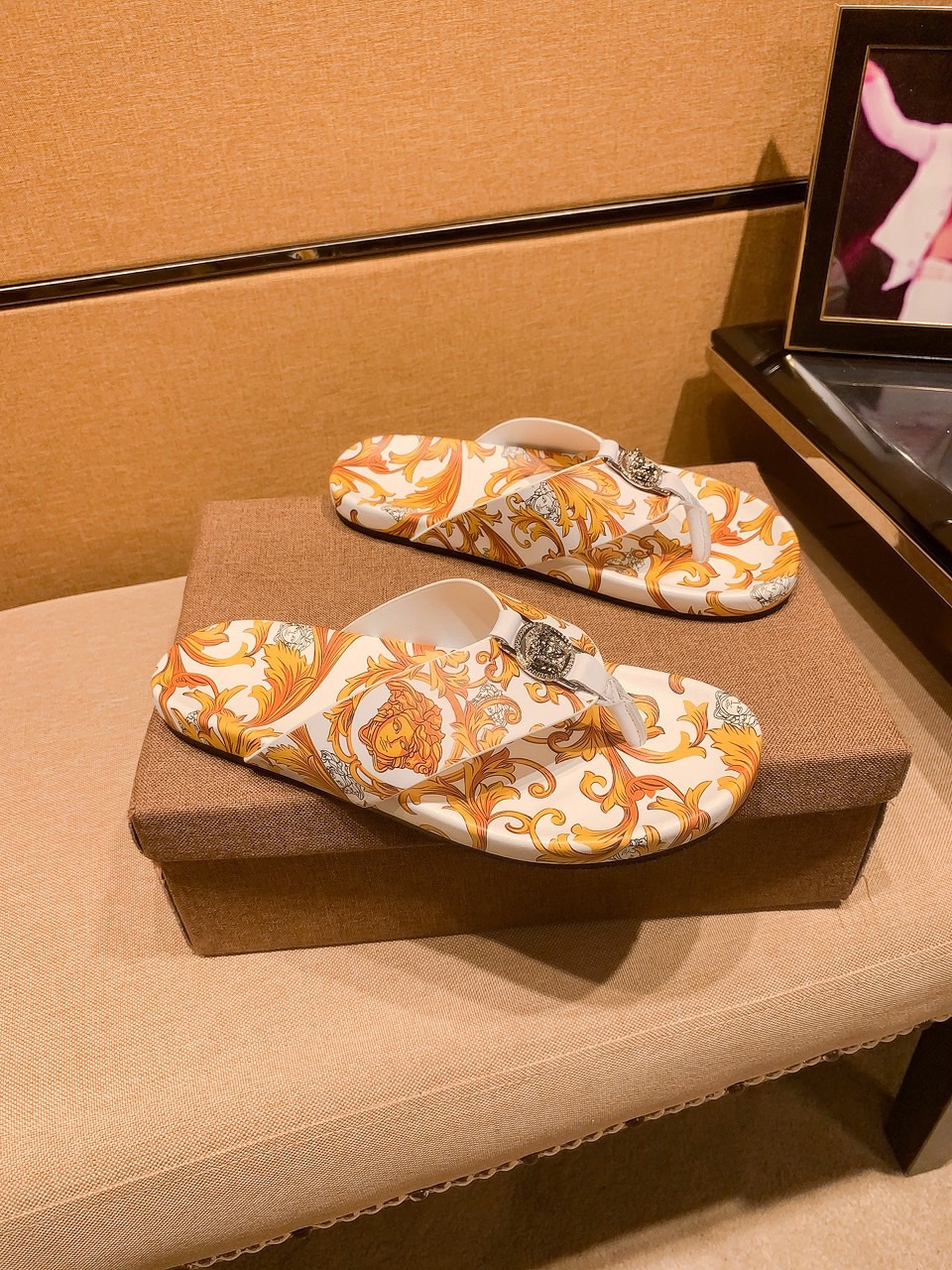 NO:347845,New model is available [Versey Slippers] High-end 1:1 mold customization, original upgraded version, lighter and non-slip. Top quality in the market, fashion and trendy, versatile and hot, simple and tasteful, must-have for trendy people, exuding a fashionable and casual atmosphere, fashion is right under your feet, full of confidence, the same spring and summer slippers in the counter are coming, it is super beautiful to wear, 38-44 Multi-color options, versace, slippers19860909新款上市【 范思哲拖鞋】高端1:1开模定制,原版升级版大底,更轻便,防滑.市场顶级品质,,时尚主打潮流,百搭爆款,简单不失品味,潮人必备,散发时尚休闲气息,时尚就在脚下,自信满满,专柜同款春夏季拖鞋的季节来了,穿起来超级唯美, ,38-44 多 色可选,,versace,slippers,Men's shoes