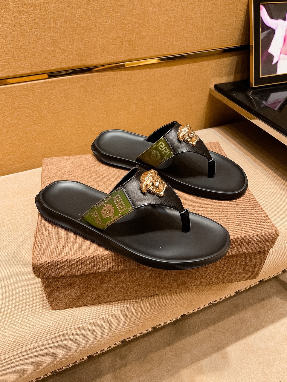 NO:955510,New model on the market [Versace slippers] High-end 1:1 mold customization, original upgraded version of the outsole, lighter and non-slip. Top quality in the market, fashion-oriented, versatile and popular, simple and tasteful, a must-have for fashionistas, exuding a fashionable and casual atmosphere, fashion is at your feet, full of confidence, the season of spring and summer slippers of the same style in the counter is here, super beautiful to wear, 38-44 1 color optional, versace, slippers19860909新款上市【 范思哲拖鞋】高端1:1开模定制,原版升级版大底,更轻便,防滑.市场顶级品质,,时尚主打潮流,百搭爆款,简单不失品味,潮人必备,散发时尚休闲气息,时尚就在脚下,自信满满,专柜同款春夏季拖鞋的季节来了,穿起来超级唯美, ,38-44 1 色可选,,versace,slippers,Men's shoes