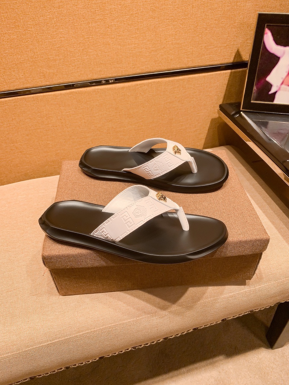 NO:955541,New model on the market [Versace slippers] High-end 1:1 mold customization, original upgraded version of the outsole, lighter and non-slip. Top quality in the market, fashion-oriented, versatile and popular, simple and tasteful, a must-have for trendsetters, exuding a fashionable and casual atmosphere, fashion is at your feet, full of confidence, the season of spring and summer slippers of the same style in the counter is here, super beautiful to wear, 38-44 2 colors available, versace, slippers19860909新款上市【 范思哲拖鞋】高端1:1开模定制,原版升级版大底,更轻便,防滑.市场顶级品质,,时尚主打潮流,百搭爆款,简单不失品味,潮人必备,散发时尚休闲气息,时尚就在脚下,自信满满,专柜同款春夏季拖鞋的季节来了,穿起来超级唯美, ,38-44 2色可选,,versace,slippers,Men's shoes