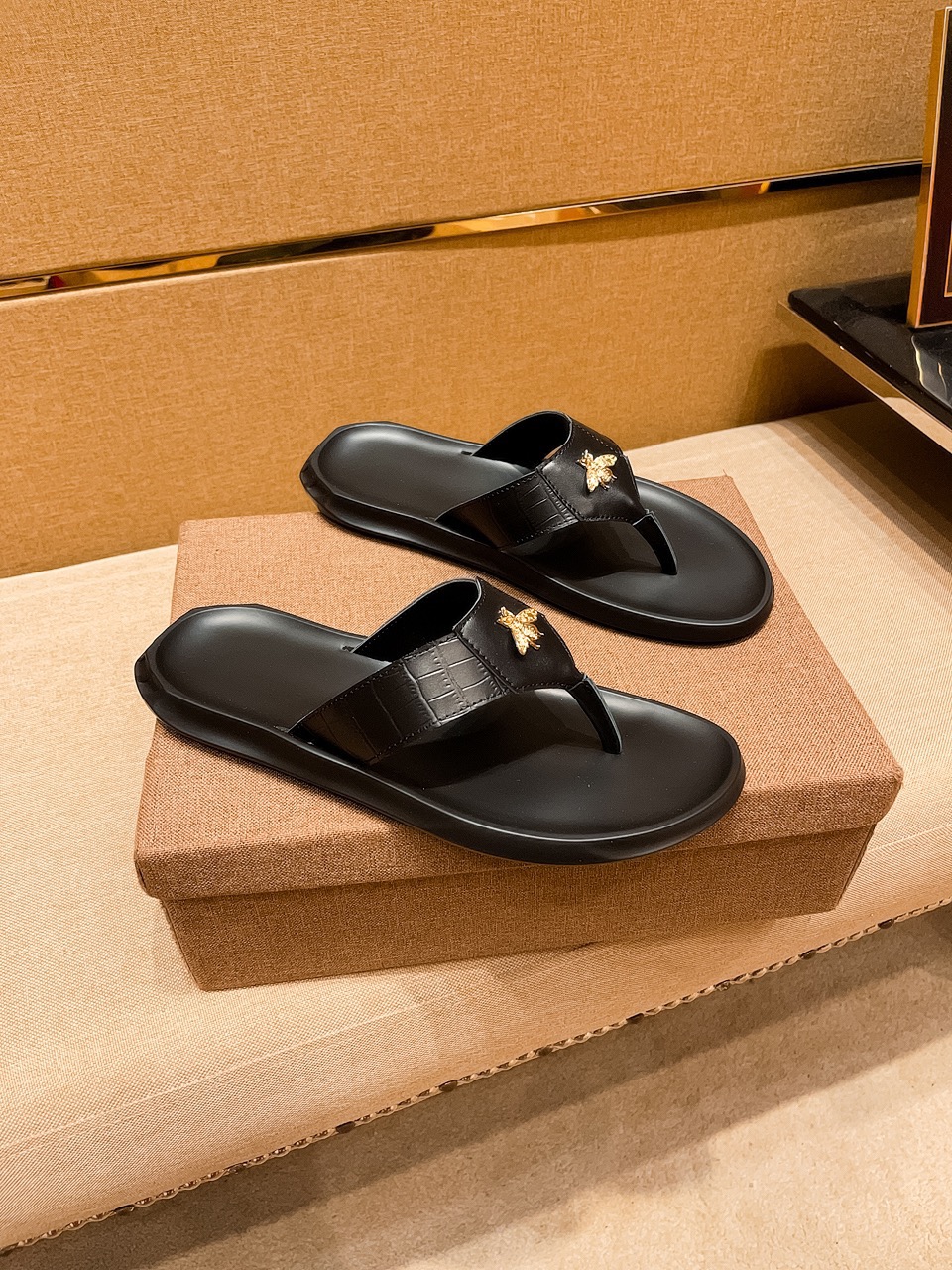 NO:347873,New model is on the market [Guqi slippers] high-end 1:1 mold customization, original upgraded version, lighter and non-slip. Top quality in the market, fashion and trendy, versatile and hot, simple and tasteful, must-have for trendy people, exuding a fashionable and casual atmosphere, fashion is right under your feet, full of confidence, the same spring and summer slippers in the counter are coming, it is super beautiful to wear, 38-44 1 color optional, slippers19860909新款上市【 古奇拖鞋】高端1:1开模定制,原版升级版大底,更轻便,防滑.市场顶级品质,,时尚主打潮流,百搭爆款,简单不失品味,潮人必备,散发时尚休闲气息,时尚就在脚下,自信满满,专柜同款春夏季拖鞋的季节来了,穿起来超级唯美, ,38-44 1 色可选,,slippers,Men's shoes