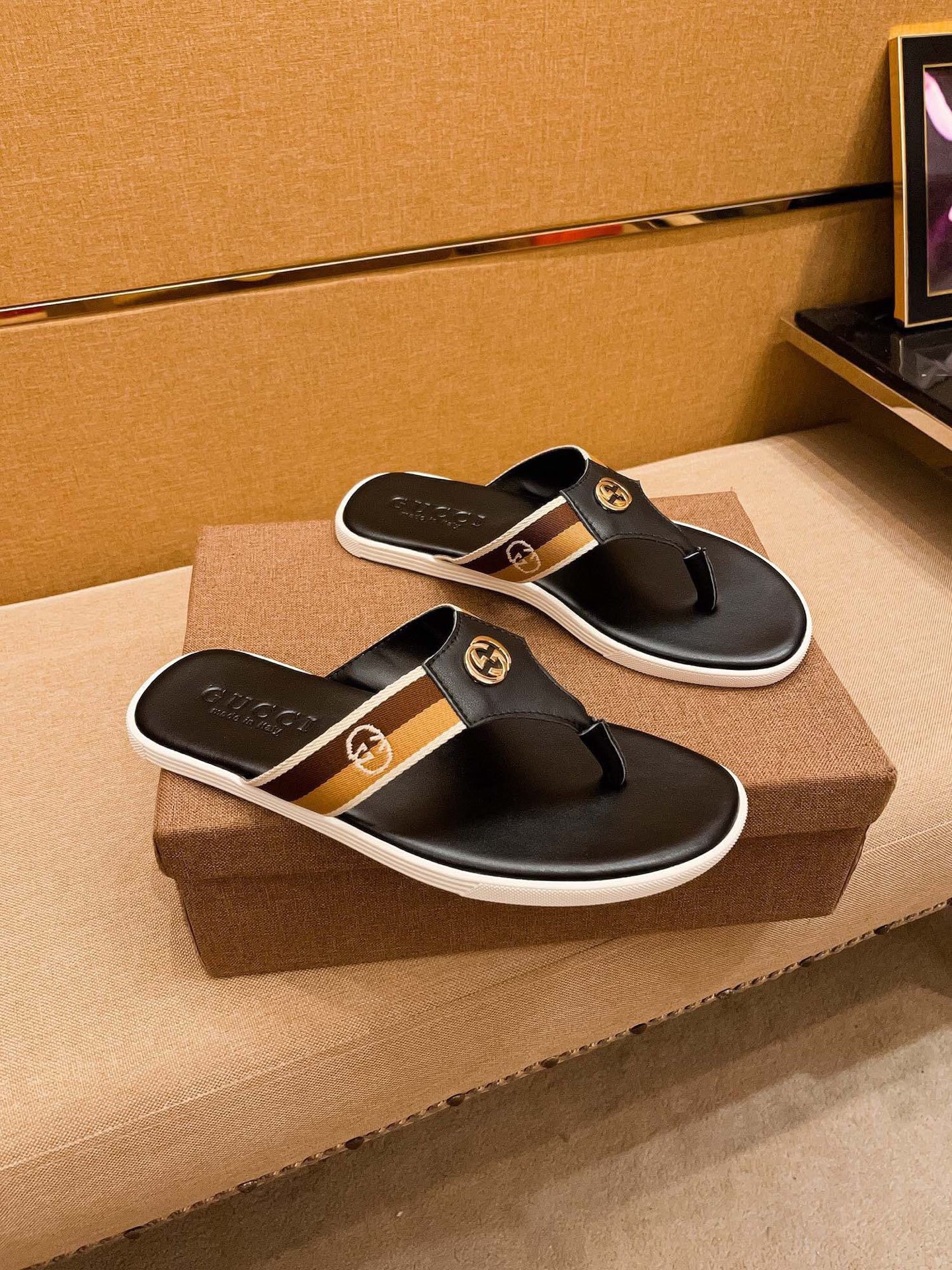 NO:347889,New model is on the market [Guqi slippers] high-end 1:1 mold customization, original upgraded version of the outsole, lighter and non-slip. The top quality of the market, fashion is trendy, versatile and hot, simple and tasteful, must-have for trendy people, exuding a fashionable and casual atmosphere, fashion is right under your feet, full of confidence, the same spring and summer slippers in the counter are coming, it is super beautiful to wear, 38-44 Multi-color options, slippers19860909新款上市【 古奇拖鞋】高端1:1开模定制,原版升级版大底,更轻便,防滑.市场顶级品质,,时尚主打潮流,百搭爆款,简单不失品味,潮人必备,散发时尚休闲气息,时尚就在脚下,自信满满,专柜同款春夏季拖鞋的季节来了,穿起来超级唯美, ,38-44 多色可选,,slippers,Men's shoes