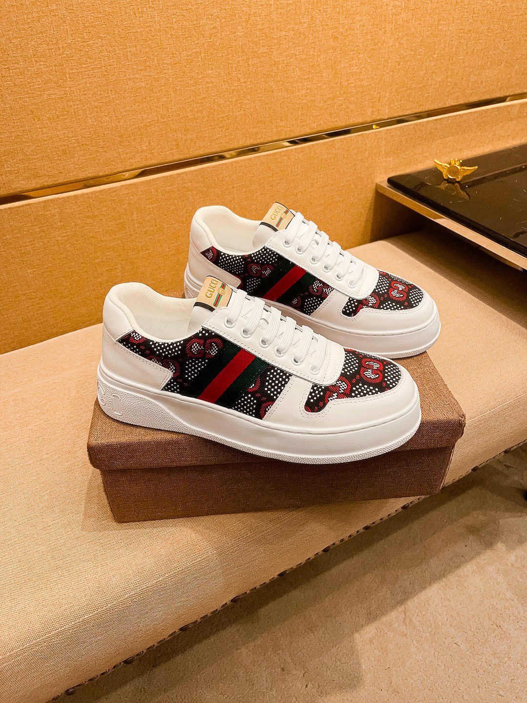 NO:730460,[Gucci] The latest masterpiece of the high-end men's shoe brand official website 11 is made of Italian imported first-layer cowhide with a comfortable and breathable lining and original non-slip and wear-resistant outsole, making walking more convenient and comfortable!  Exclusive new model, stunning work, Midea 11 replica [color] compared with official quality!  Create a fashionable personality to set off your uniqueness!  A must-have for trendy men! Classic sizes: 38-44 Colors Multiple colors available,,cowhide19860909【 古奇】男鞋高端品牌 官网11最新力作鞋面采用意大利进口头层牛皮搭配舒适透气内里原版防滑耐磨大底制作,让行走更加便捷舒适！独家新款,惊世之作,与官方的质量相比美的11复刻[色]！打造时尚个性衬托你的与众不同！潮男必备!经典尺码:38-44 颜色 多色可选,,cowhide,Men's shoes