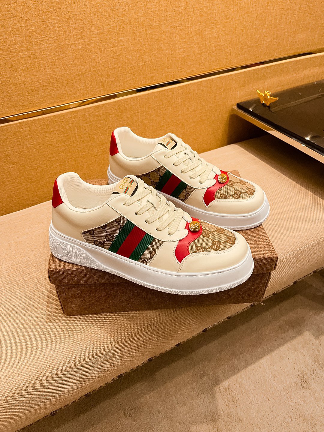 NO:354102,[Guqi] High-end men's shoes brand Official website 11's latest masterpiece upper is made of Italian imported cowhide with comfortable breathable inner lining original non-slip and wear-resistant sole, making walking more convenient and comfortable!  Exclusive new style, amazing work, beautiful 11 ​​replica [color] compared to the official quality!  Create a fashionable personality to set off your uniqueness!  A must-have for trendy men! Classic size: 38-44 Color 2 colors available, cowhide19860909【 古奇】男鞋高端品牌 官网11最新力作鞋面采用意大利进口头层牛皮搭配舒适透气内里原版防滑耐磨大底制作,让行走更加便捷舒适！独家新款,惊世之作,与官方的质量相比美的11复刻[色]！打造时尚个性衬托你的与众不同！潮男必备!经典尺码:38-44 颜色2色可选,,cowhide,Men's shoes