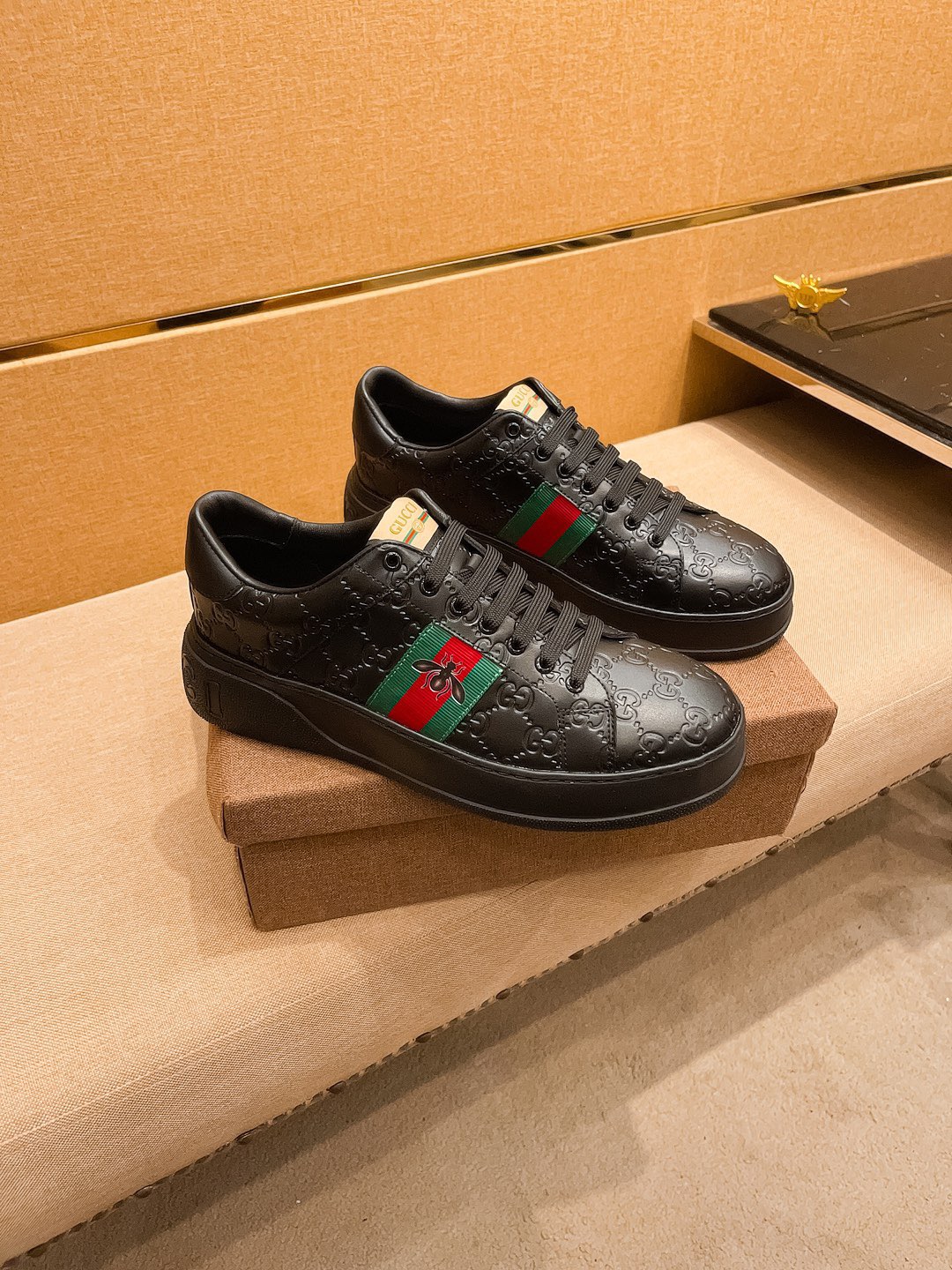 NO:349560,[Guqi] High-end men's shoes brand Official website 11's latest masterpiece upper is made of Italian imported cowhide with comfortable breathable inner lining original non-slip and wear-resistant sole, making walking more convenient and comfortable!  Exclusive new style, amazing work, beautiful 11 ​​replica [color] compared to the official quality!  Create a fashionable personality to set off your uniqueness!  Must-have for trendy men! Classic size: 38-44 Multi-color available, cowhide19860909【 古奇】男鞋高端品牌 官网11最新力作鞋面采用意大利进口头层牛皮搭配舒适透气内里原版防滑耐磨大底制作,让行走更加便捷舒适！独家新款,惊世之作,与官方的质量相比美的11复刻[色]！打造时尚个性衬托你的与众不同！潮男必备!经典尺码:38-44 颜色多色可选,,cowhide,Men's shoes