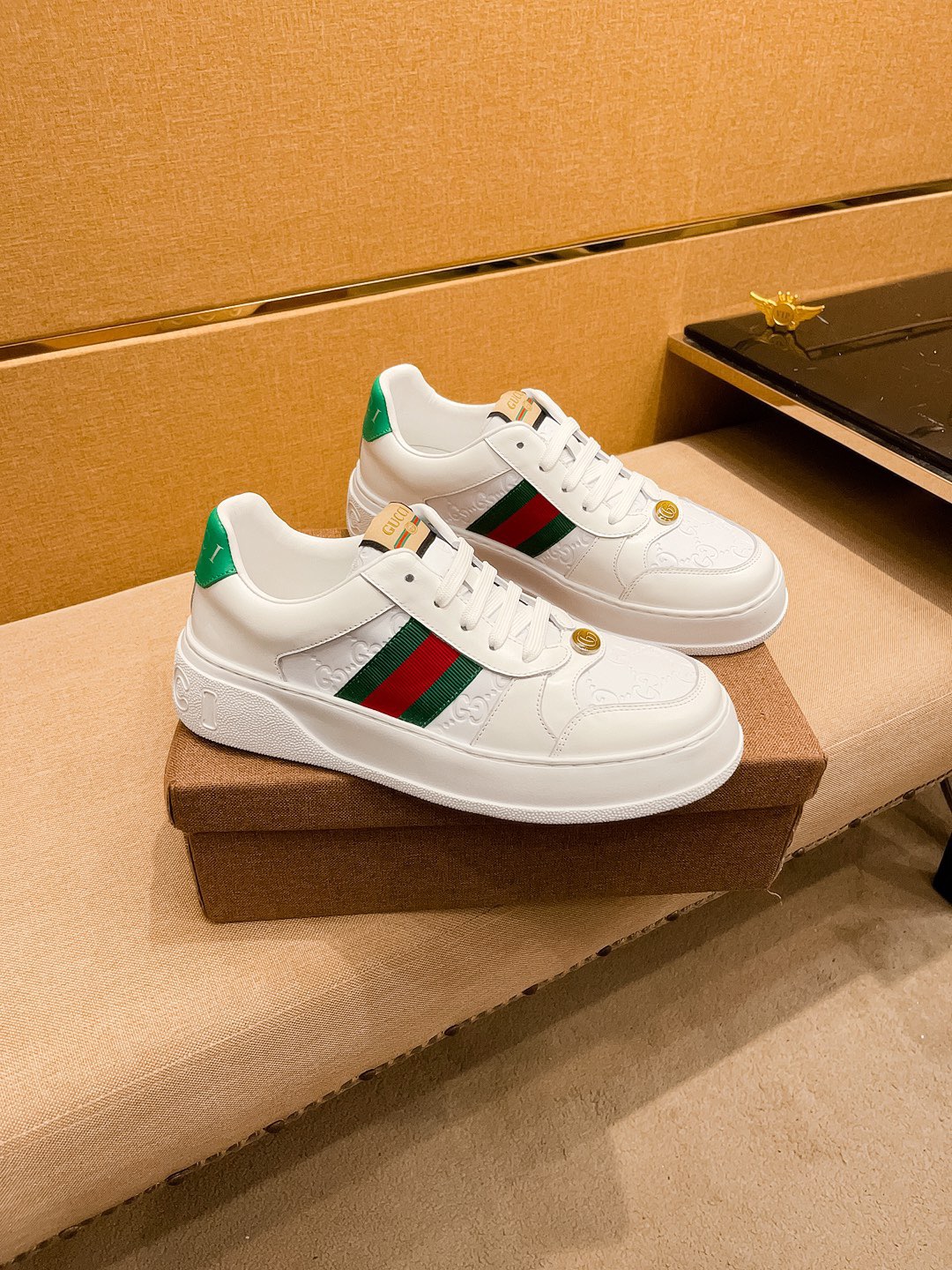 NO:349594,[Guqi] High-end men's shoes brand Official website 11's latest masterpiece upper is made of Italian imported cowhide with comfortable breathable inner lining original non-slip and wear-resistant sole, making walking more convenient and comfortable!  Exclusive new style, amazing work, beautiful 11 ​​replica [color] compared to the official quality!  Create a fashionable personality to set off your uniqueness!  A must-have for trendy men! Classic size: 38-44 Color 2 colors available, cowhide19860909【 古奇】男鞋高端品牌 官网11最新力作鞋面采用意大利进口头层牛皮搭配舒适透气内里原版防滑耐磨大底制作,让行走更加便捷舒适！独家新款,惊世之作,与官方的质量相比美的11复刻[色]！打造时尚个性衬托你的与众不同！潮男必备!经典尺码:38-44 颜色2色可选,,cowhide,Men's shoes