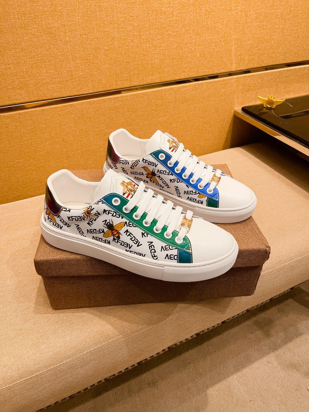 NO:730481,[Gucci] The latest masterpiece of the high-end men's shoe brand official website 11, the upper is made of Italian imported first-layer cowhide with a comfortable and breathable lining and original non-slip and wear-resistant outsole, making walking more convenient and comfortable!  Exclusive new model, stunning work, Midea 11 replica [color] compared with official quality!  Create a fashionable personality to set off your uniqueness!  A must-have for trendy men! Classic Dragon Size: 38-44 Color 2 colors available,,cowhide19860909【古奇】男鞋高端品牌 官网11最新力作鞋面采用意大利进口头层牛皮搭配舒适透气内里原版防滑耐磨大底制作,让行走更加便捷舒适！独家新款,惊世之作,与官方的质量相比美的11复刻[色]！打造时尚个性衬托你的与众不同！潮男必备!经典龙 尺码:38-44 颜色 2 色可选,,cowhide,Men's shoes