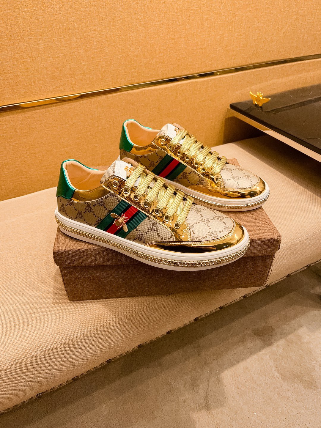 NO:345877,[Guqi] High-end men's shoes brand Official website 11's latest masterpiece upper is made of Italian imported cowhide with comfortable breathable inner lining original non-slip and wear-resistant sole, making walking more convenient and comfortable!  Exclusive new style, amazing work, beautiful 11 ​​replica [color] compared to the official quality!  Create a fashionable personality to set off your uniqueness!  A must-have for trendy men! Classic hair size: 38-44 Color 1 color is available, cowhide19860909【 古奇】男鞋高端品牌 官网11最新力作鞋面采用意大利进口头层牛皮搭配舒适透气内里原版防滑耐磨大底制作,让行走更加便捷舒适！独家新款,惊世之作,与官方的质量相比美的11复刻[色]！打造时尚个性衬托你的与众不同！潮男必备!经典发尺码:38-44 颜色 1色可选,,cowhide,Men's shoes