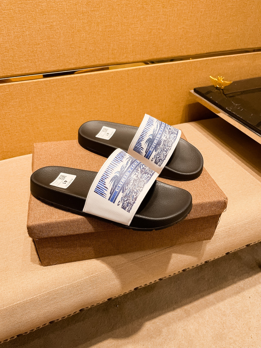 NO:353510,New model launched [Dio slippers] high-end 1:1 mold customization, original upgraded version, lighter and non-slip. Top quality in the market, fashion and trendy, versatile and hot, simple and tasteful, must-have for trendy people, exuding a fashionable and casual atmosphere, fashion is right under your feet, full of confidence, the same spring and summer slippers in the counter are coming, it is super beautiful to wear, dragon. 38-44 1 color optional, dior, slippers19860909新款上市【迪奥拖鞋】高端1:1开模定制,原版升级版大底,更轻便,防滑.市场顶级品质,,时尚主打潮流,百搭爆款,简单不失品味,潮人必备,散发时尚休闲气息,时尚就在脚下,自信满满,专柜同款春夏季拖鞋的季节来了,穿起来超级唯美, 龙. 38-44 1色可选,,dior,slippers,Men's shoes