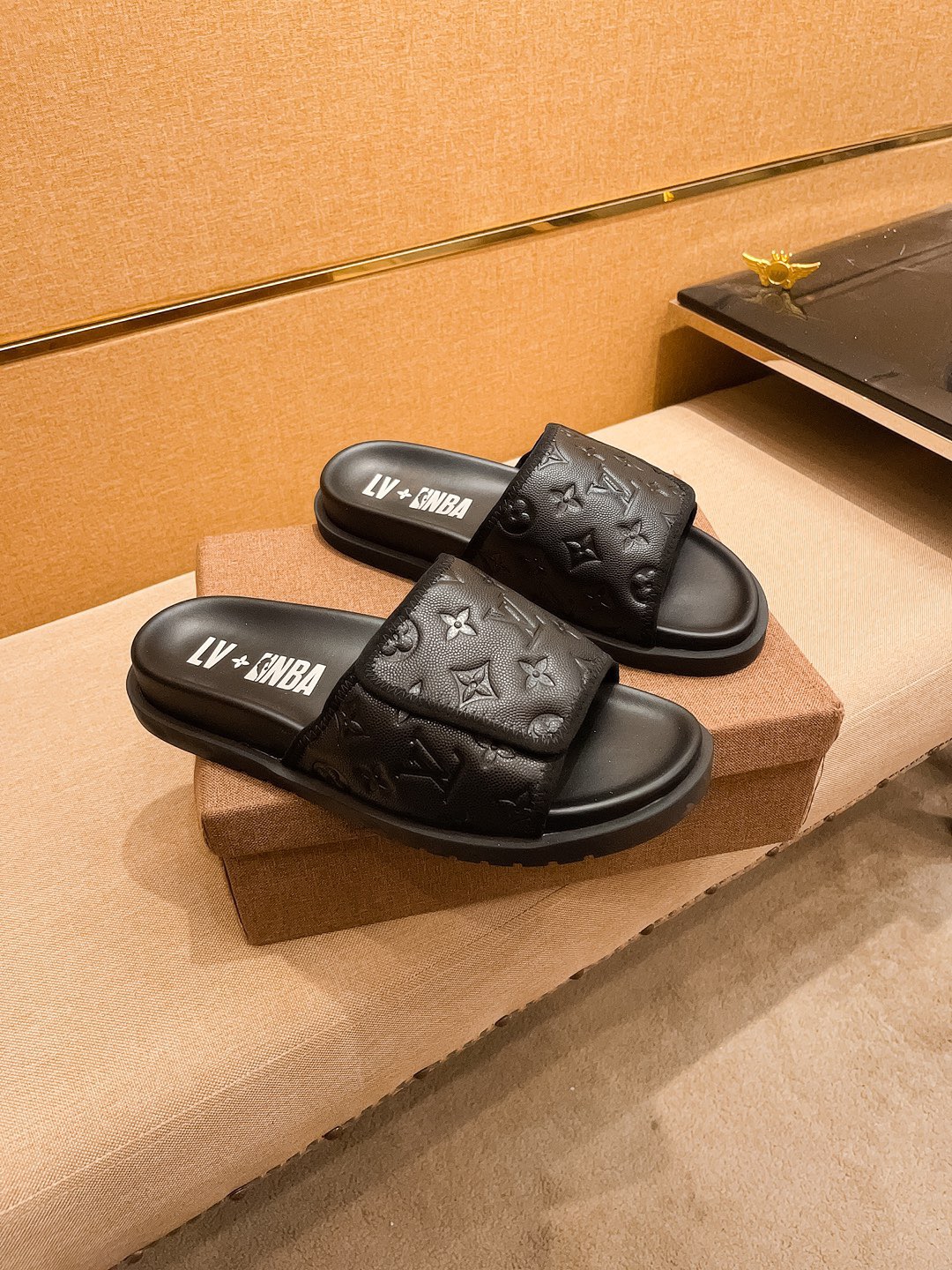 NO:347590,New model is available for sale [LV Louis Vuitton Slippers] High-end 1:1 mold customization, original upgraded version of the outsole, lighter and non-slip. Top quality in the market, fashion and trendy, versatile and hot, simple and tasteful, must-have for trendy people, exuding a fashionable and casual atmosphere, fashion is right under your feet, full of confidence, the same spring and summer slippers in the counter are coming, it is super beautiful to wear, 38-44 1 color optional, louis vuitton, louis vuitton, slippers19860909新款上市【LV 路易威登拖鞋】高端1:1开模定制,原版升级版大底,更轻便,防滑.市场顶级品质,,时尚主打潮流,百搭爆款,简单不失品味,潮人必备,散发时尚休闲气息,时尚就在脚下,自信满满,专柜同款春夏季拖鞋的季节来了,穿起来超级唯美, ,38-44 1色可选,,louis vuitton,louis vuitton,slippers,Men's shoes