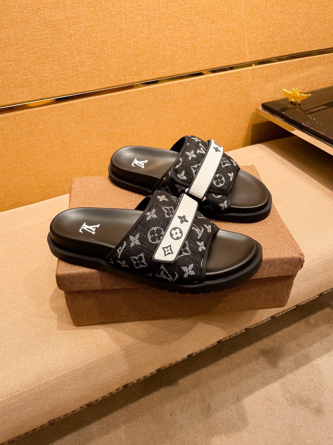 NO:347605,New model is available for sale [LV Louis Vuitton Slippers] High-end 1:1 mold customization, original upgraded version of the outsole, lighter and non-slip. Top quality in the market, fashion and trendy, versatile and hot, simple and tasteful, must-have for trendy people, exuding a fashionable and casual atmosphere, fashion is right under your feet, full of confidence, the same spring and summer slippers in the counter are coming, it is super beautiful to wear, 38-44 3 colors available, louis vuitton, louis vuitton, slippers19860909新款上市【LV 路易威登拖鞋】高端1:1开模定制,原版升级版大底,更轻便,防滑.市场顶级品质,,时尚主打潮流,百搭爆款,简单不失品味,潮人必备,散发时尚休闲气息,时尚就在脚下,自信满满,专柜同款春夏季拖鞋的季节来了,穿起来超级唯美, ,38-44 3色可选,,louis vuitton,louis vuitton,slippers,Men's shoes