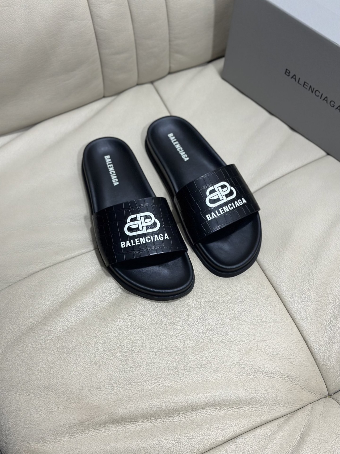 NO:347559,New model is on sale [Balenciaga Slippers] top layer cowhide high-end 1:1 mold customization, original upgraded version of the outsole, lighter and non-slip. Top quality in the market, fashion and trendy, versatile and hot, simple and tasteful, must-have for trendy people, exuding a fashionable and casual atmosphere, fashion is right under your feet, full of confidence, the same spring and summer slippers in the counter are coming, it is super beautiful to wear, 38-44 multi-color options, balenciaga, slippers, cowhide19860909新款上市【巴黎世家 拖鞋】头层牛皮高端1:1开模定制,原版升级版大底,更轻便,防滑.市场顶级品质,,时尚主打潮流,百搭爆款,简单不失品味,潮人必备,散发时尚休闲气息,时尚就在脚下,自信满满,专柜同款春夏季拖鞋的季节来了,穿起来超级唯美, ,38-44多色可选,,balenciaga,slippers,cowhide,Men's shoes